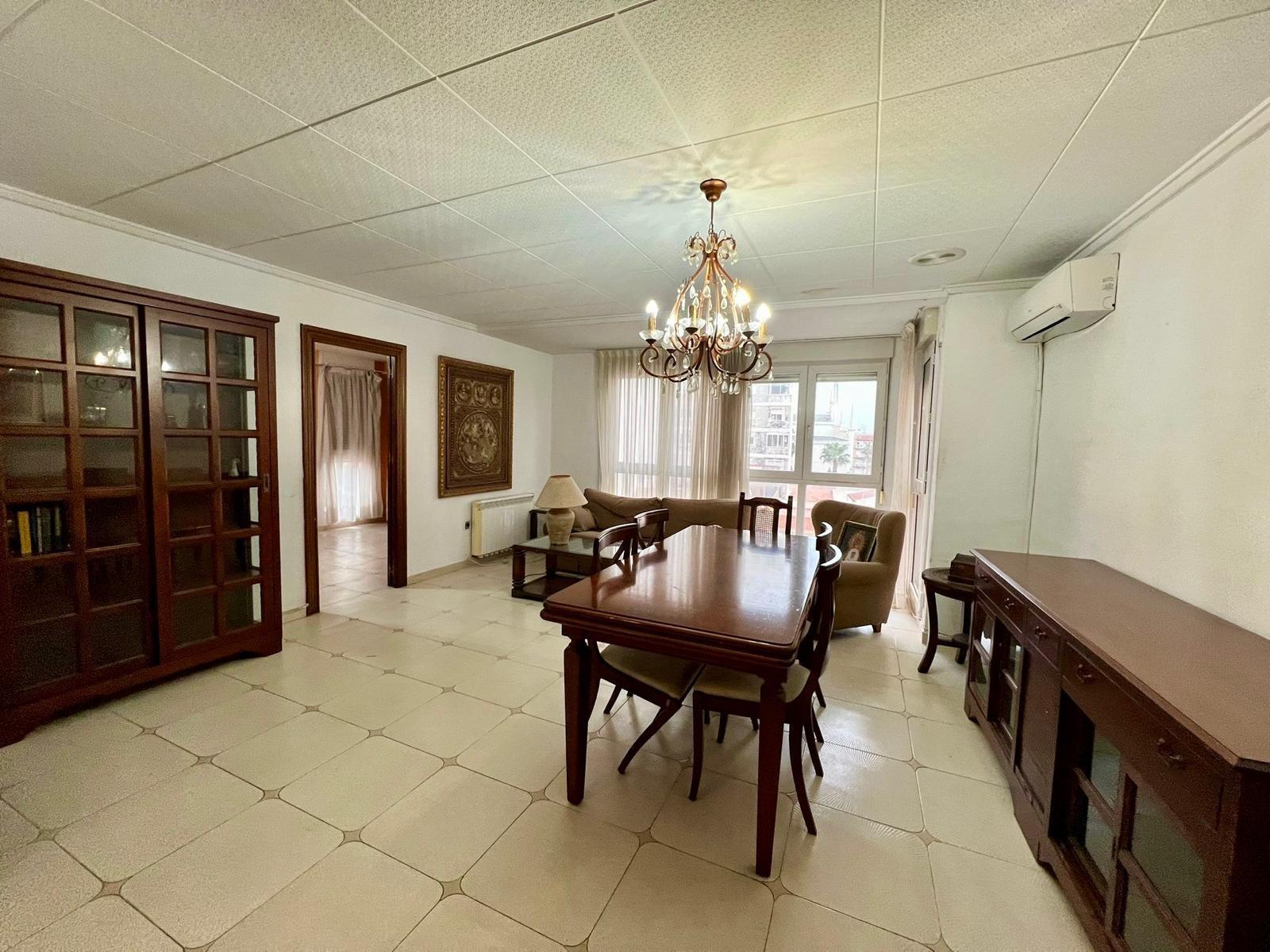 For sale - 4 Bedroom 2 Bathroom Apartment in Torrevieja - Centro  - Alicante