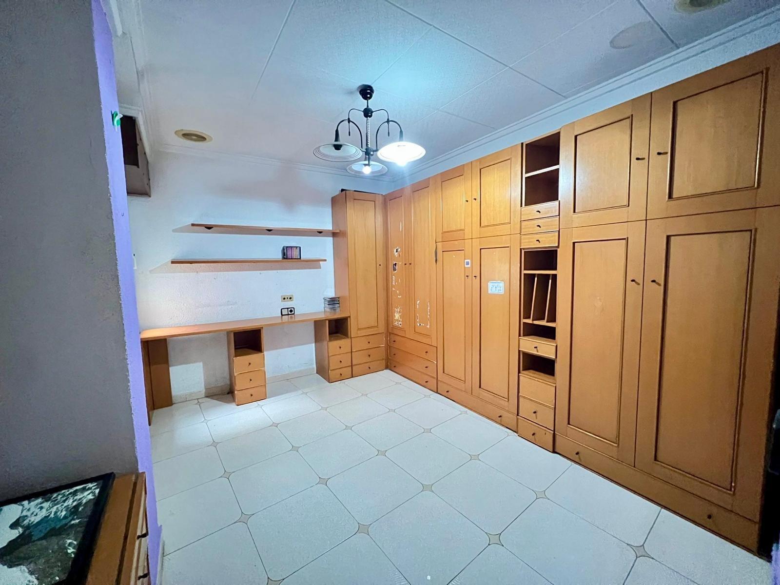 For sale - 4 Bedroom 2 Bathroom Apartment in Torrevieja - Centro  - Alicante