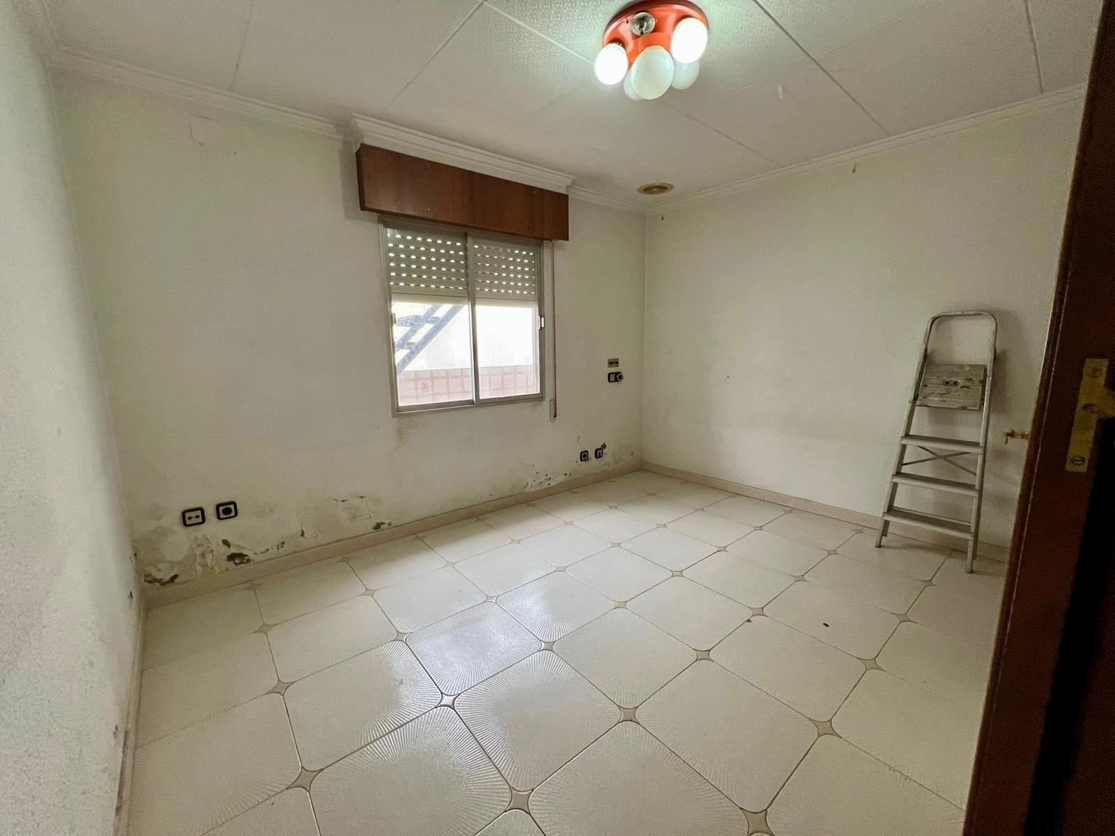 For sale - 4 Bedroom 2 Bathroom Apartment in Torrevieja - Centro  - Alicante