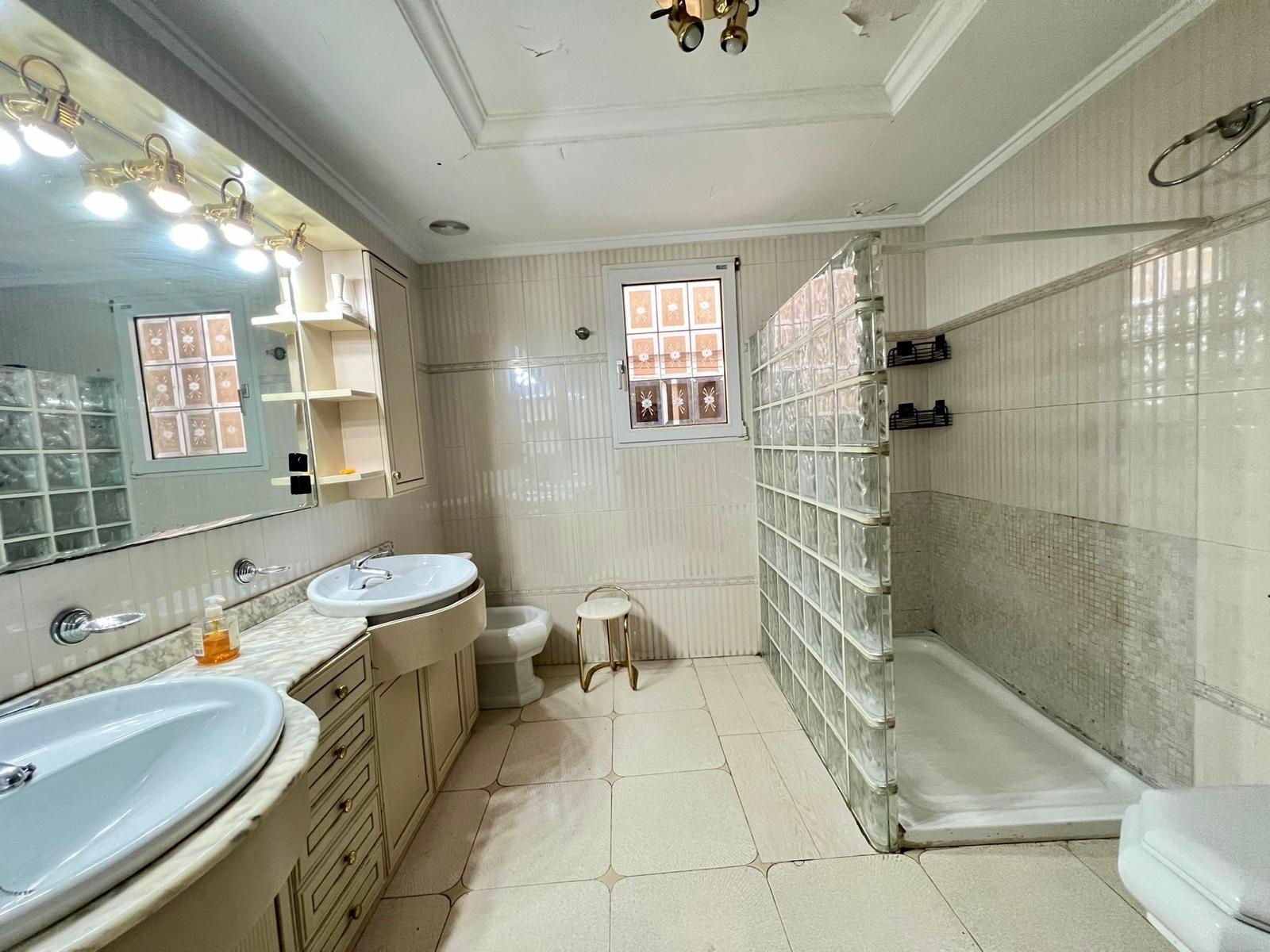 For sale - 4 Bedroom 2 Bathroom Apartment in Torrevieja - Centro  - Alicante