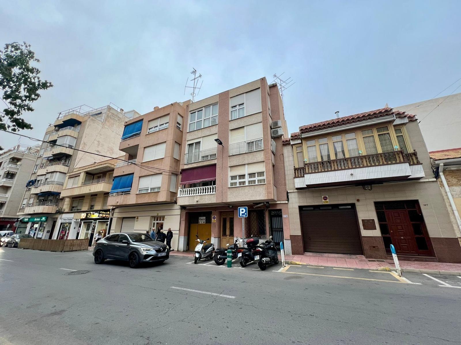 For sale - 4 Bedroom 2 Bathroom Apartment in Torrevieja - Centro  - Alicante