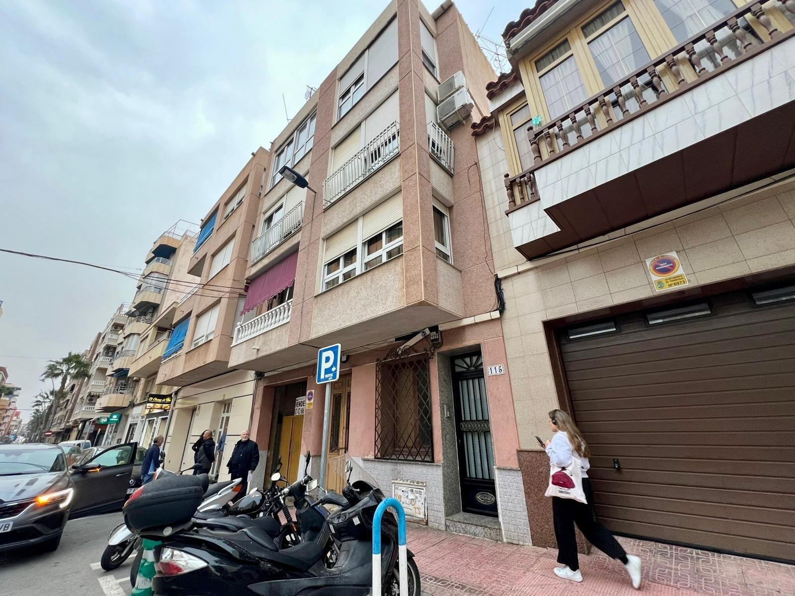 For sale - 4 Bedroom 2 Bathroom Apartment in Torrevieja - Centro  - Alicante