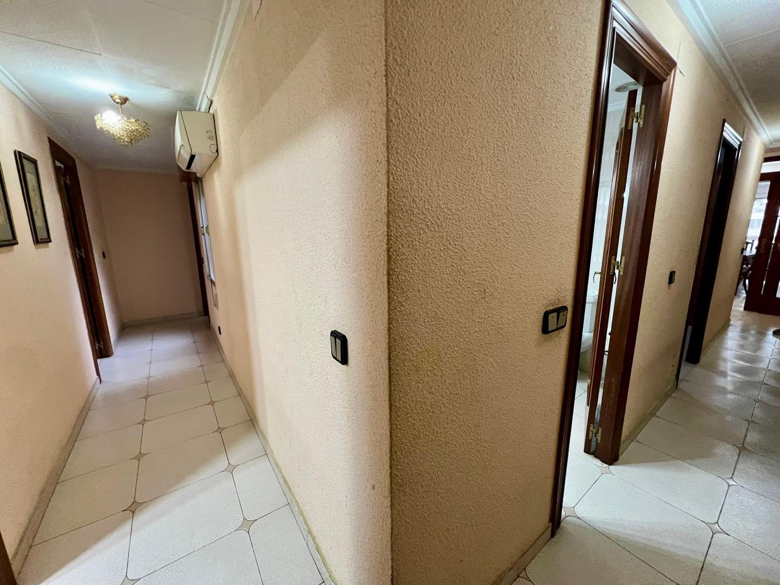 For sale - 4 Bedroom 2 Bathroom Apartment in Torrevieja - Centro  - Alicante