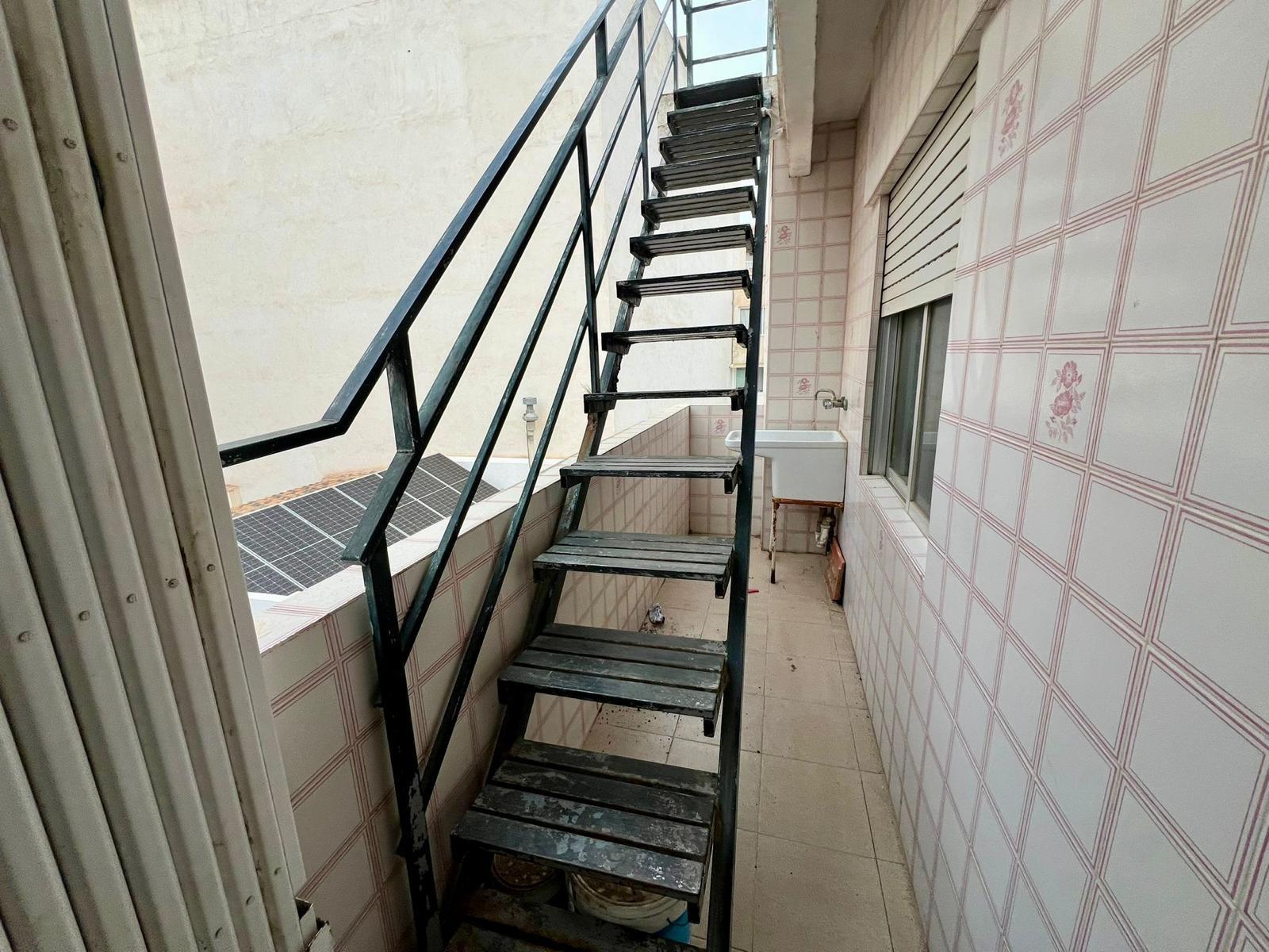 For sale - 4 Bedroom 2 Bathroom Apartment in Torrevieja - Centro  - Alicante