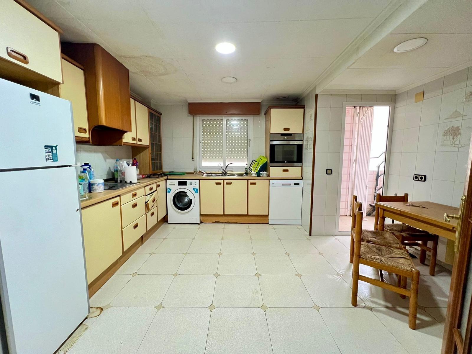 For sale - 4 Bedroom 2 Bathroom Apartment in Torrevieja - Centro  - Alicante
