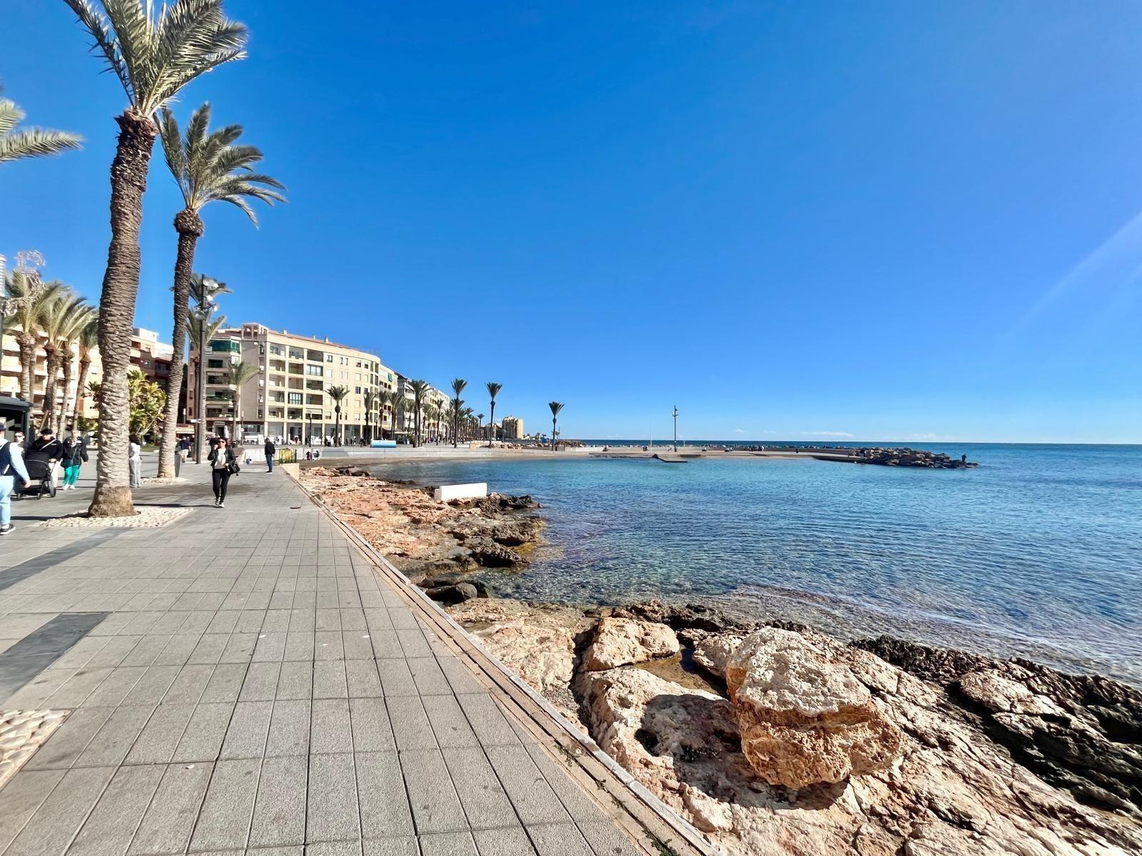 For sale - 4 Bedroom 2 Bathroom Apartment in Torrevieja - Centro  - Alicante