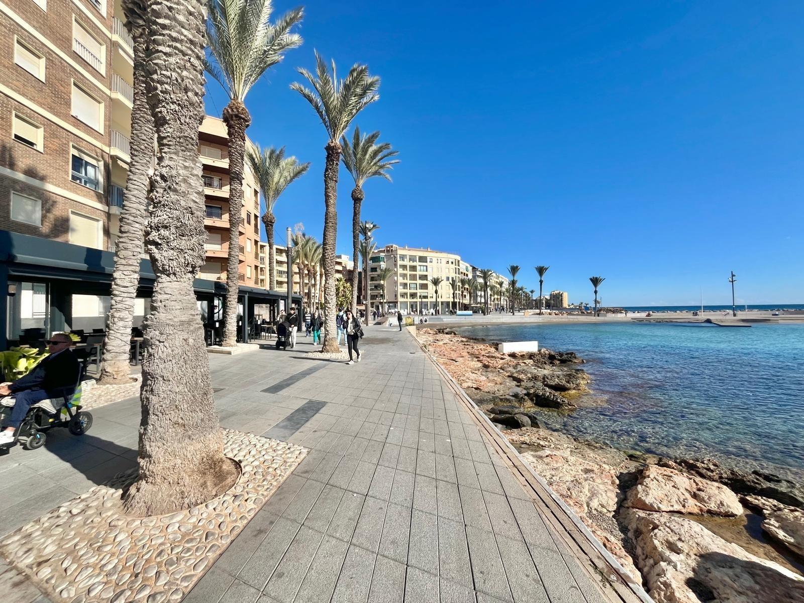 For sale - 4 Bedroom 2 Bathroom Apartment in Torrevieja - Centro  - Alicante