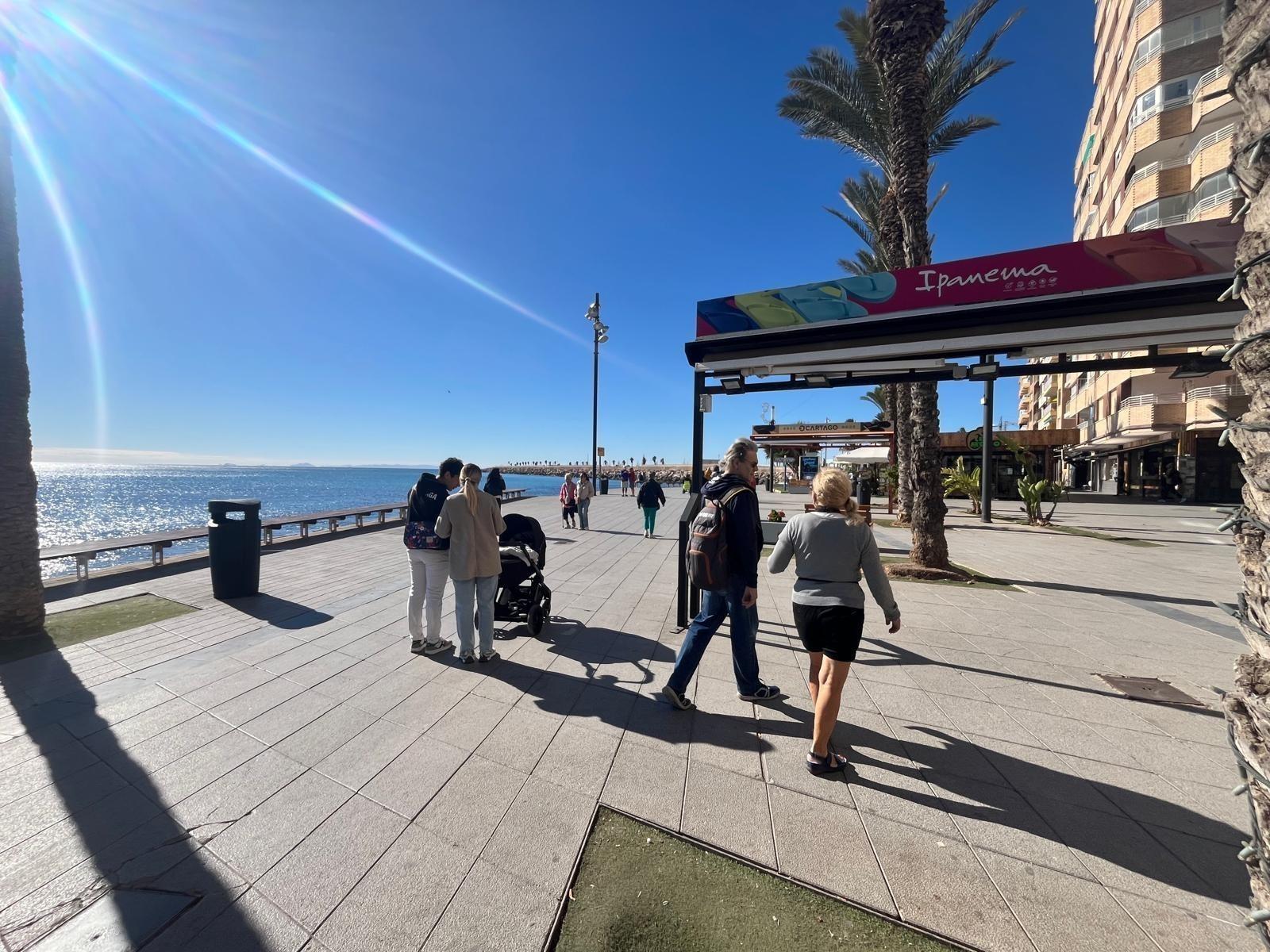 For sale - 4 Bedroom 2 Bathroom Apartment in Torrevieja - Centro  - Alicante