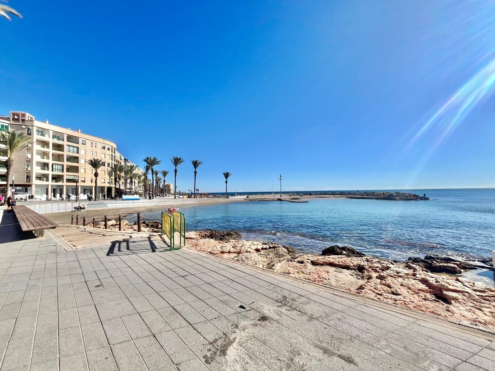 For sale - 4 Bedroom 2 Bathroom Apartment in Torrevieja - Centro  - Alicante
