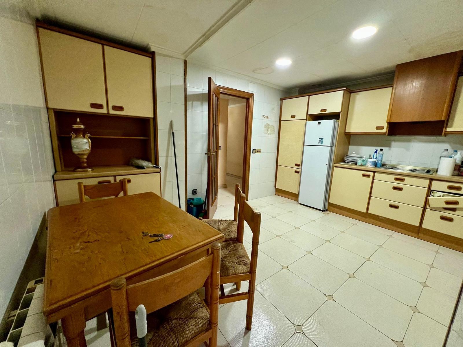 For sale - 4 Bedroom 2 Bathroom Apartment in Torrevieja - Centro  - Alicante