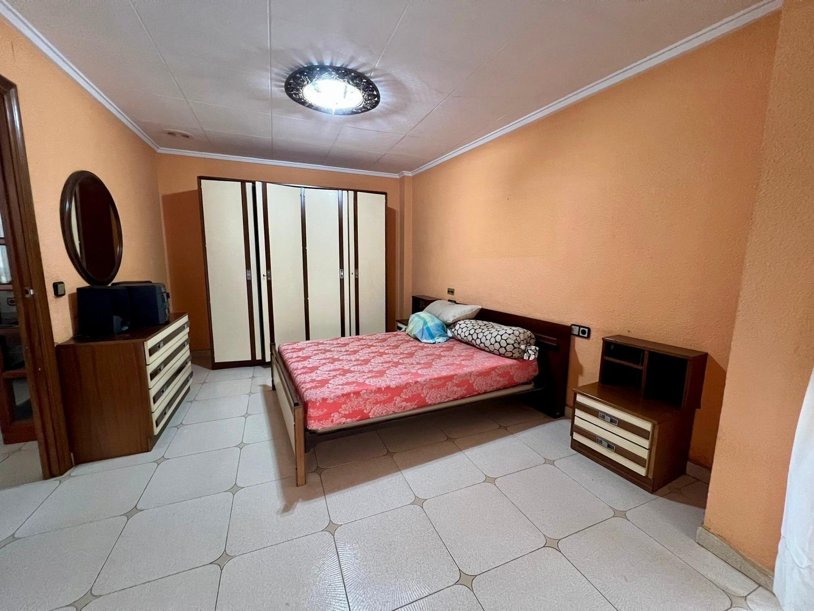 For sale - 4 Bedroom 2 Bathroom Apartment in Torrevieja - Centro  - Alicante