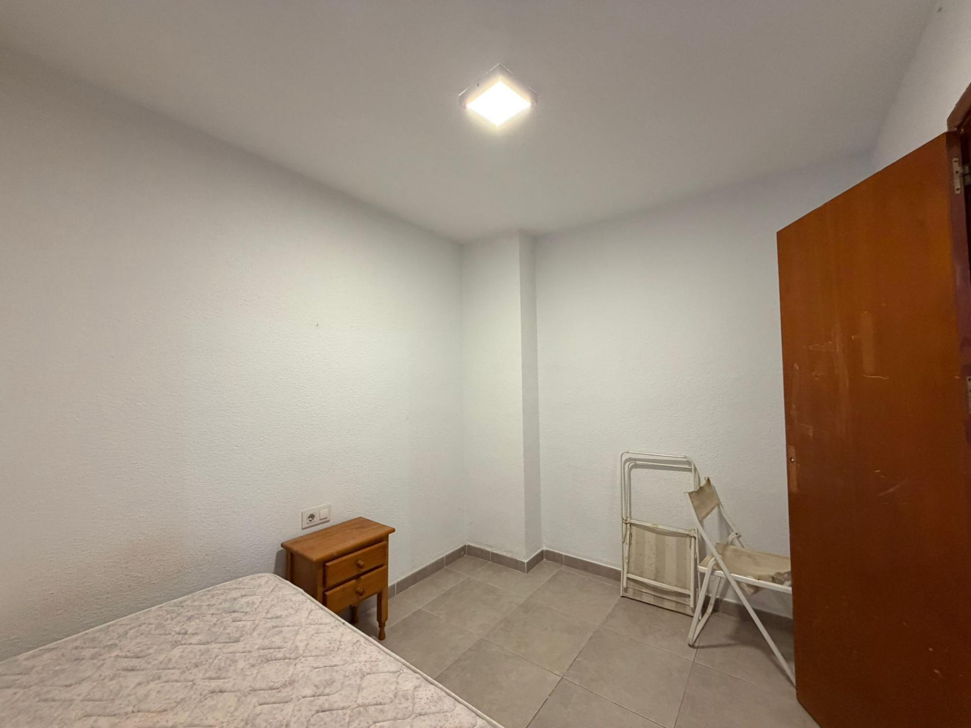 For sale - 4 Bedroom 2 Bathroom Apartment in Torrevieja - Playa De Los Locos  - Alicante