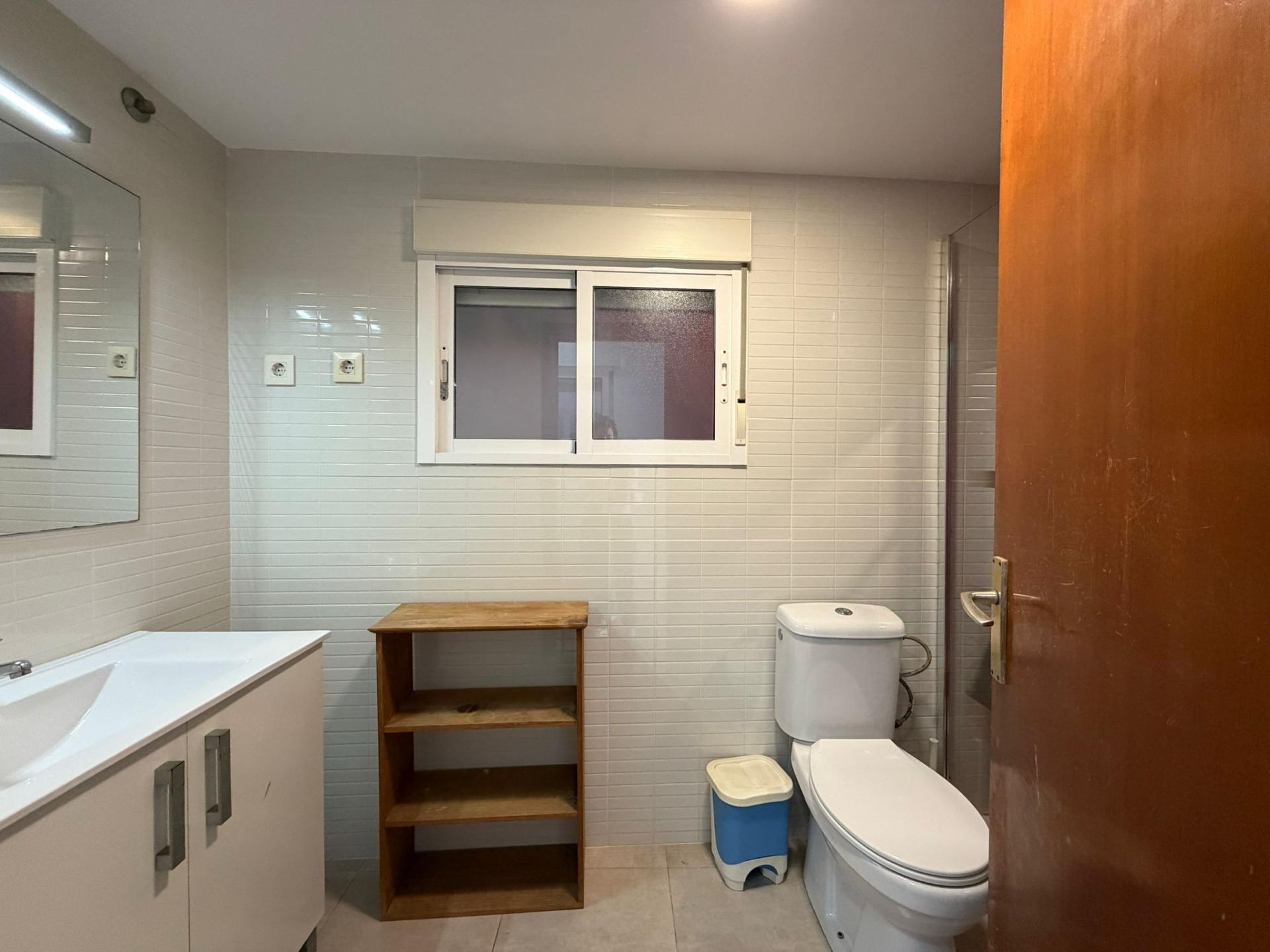 For sale - 4 Bedroom 2 Bathroom Apartment in Torrevieja - Playa De Los Locos  - Alicante