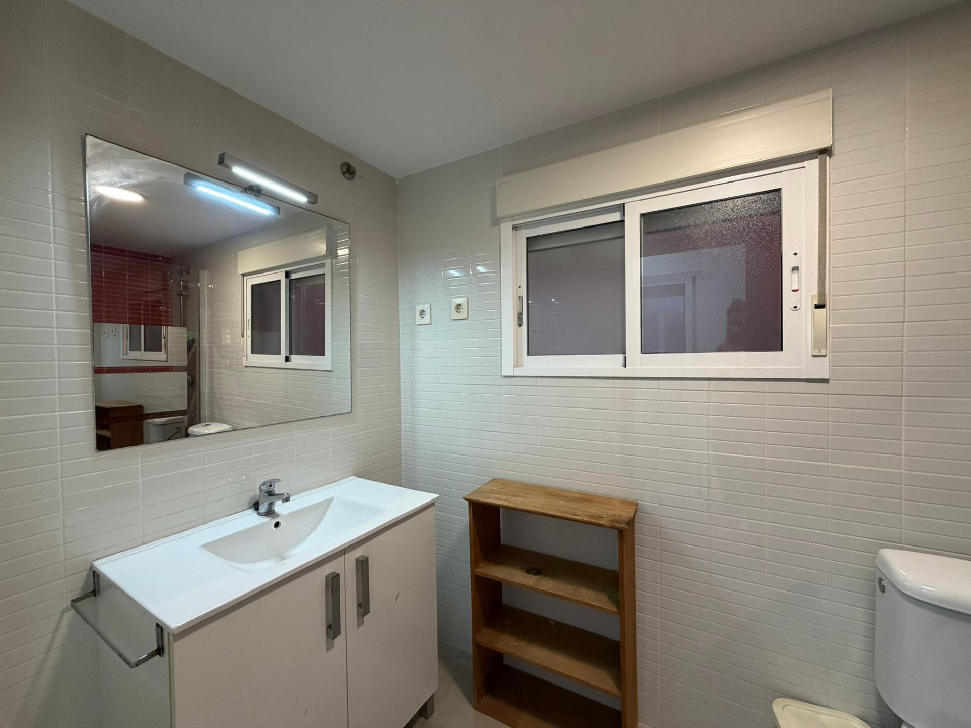 For sale - 4 Bedroom 2 Bathroom Apartment in Torrevieja - Playa De Los Locos  - Alicante