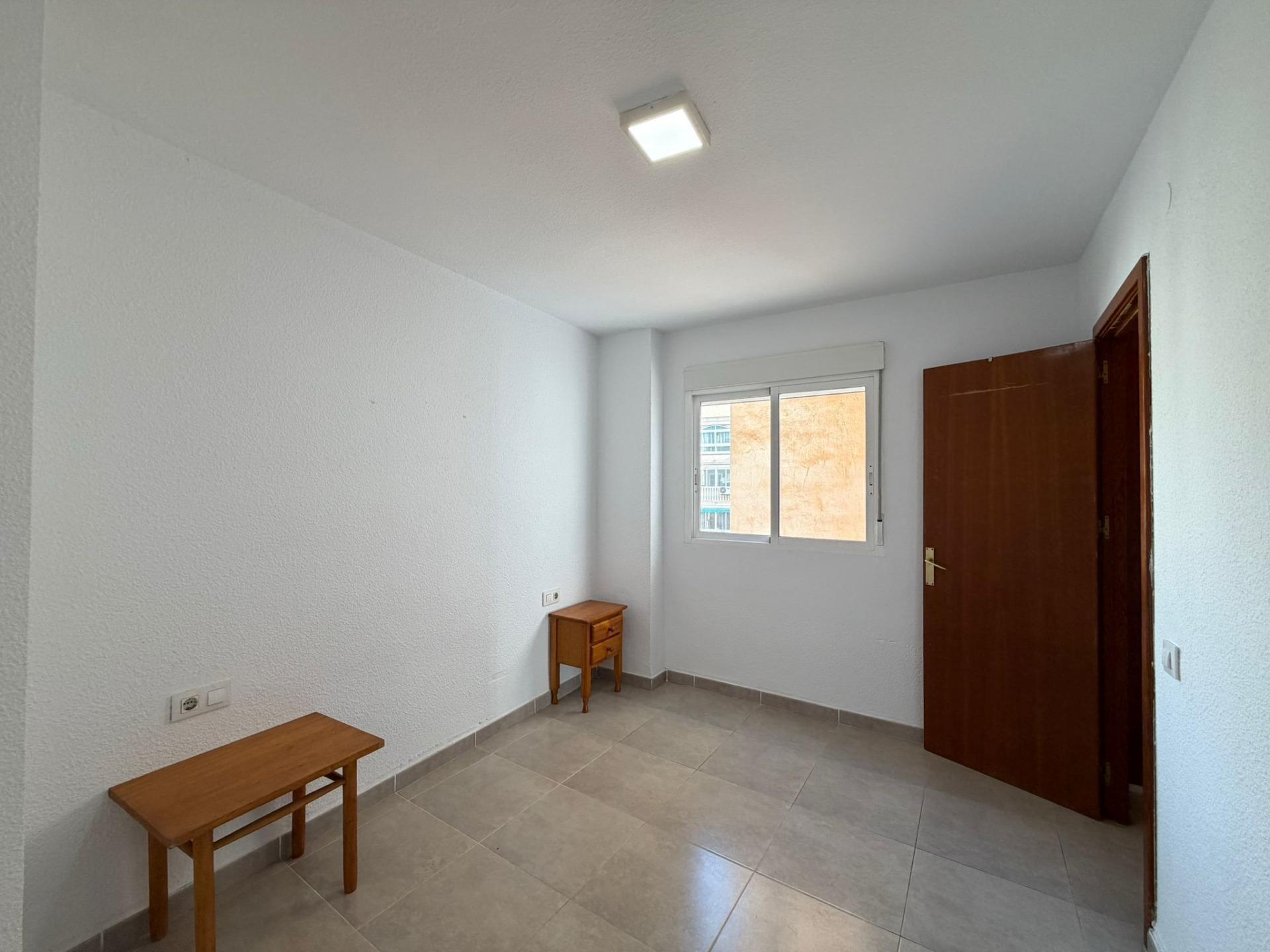 For sale - 4 Bedroom 2 Bathroom Apartment in Torrevieja - Playa De Los Locos  - Alicante