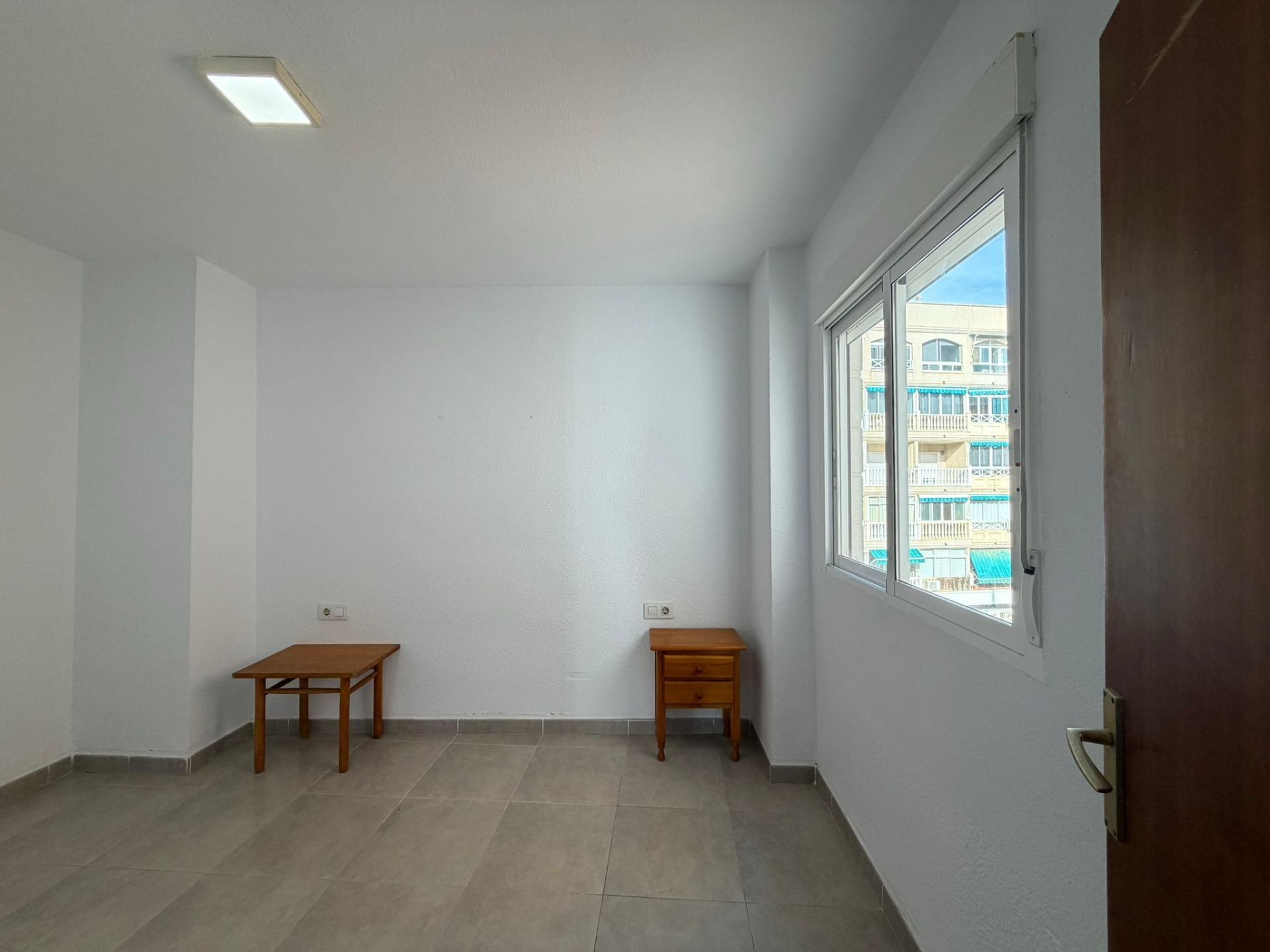 For sale - 4 Bedroom 2 Bathroom Apartment in Torrevieja - Playa De Los Locos  - Alicante