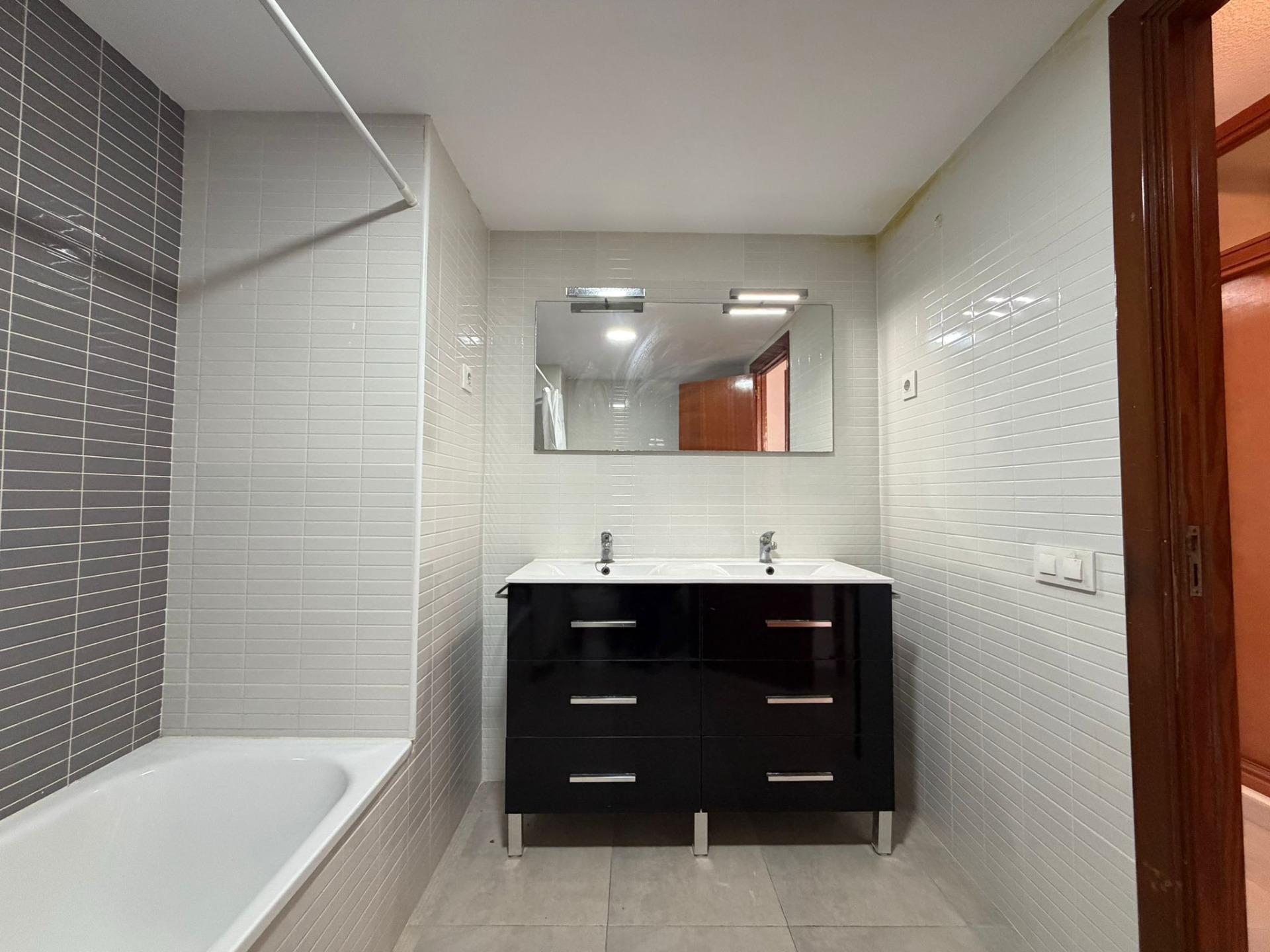 For sale - 4 Bedroom 2 Bathroom Apartment in Torrevieja - Playa De Los Locos  - Alicante