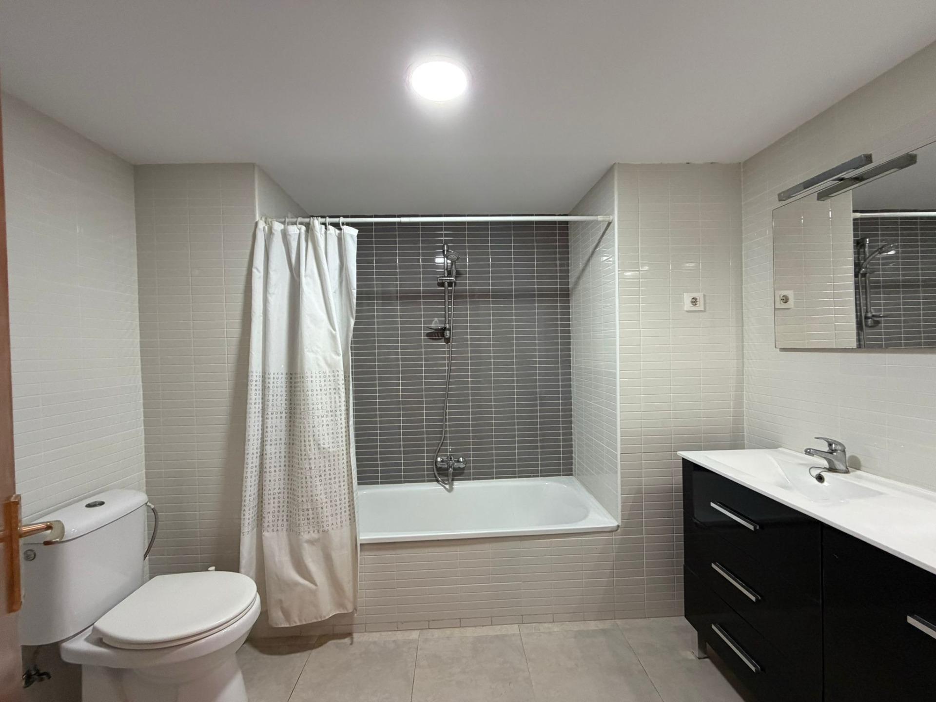 For sale - 4 Bedroom 2 Bathroom Apartment in Torrevieja - Playa De Los Locos  - Alicante