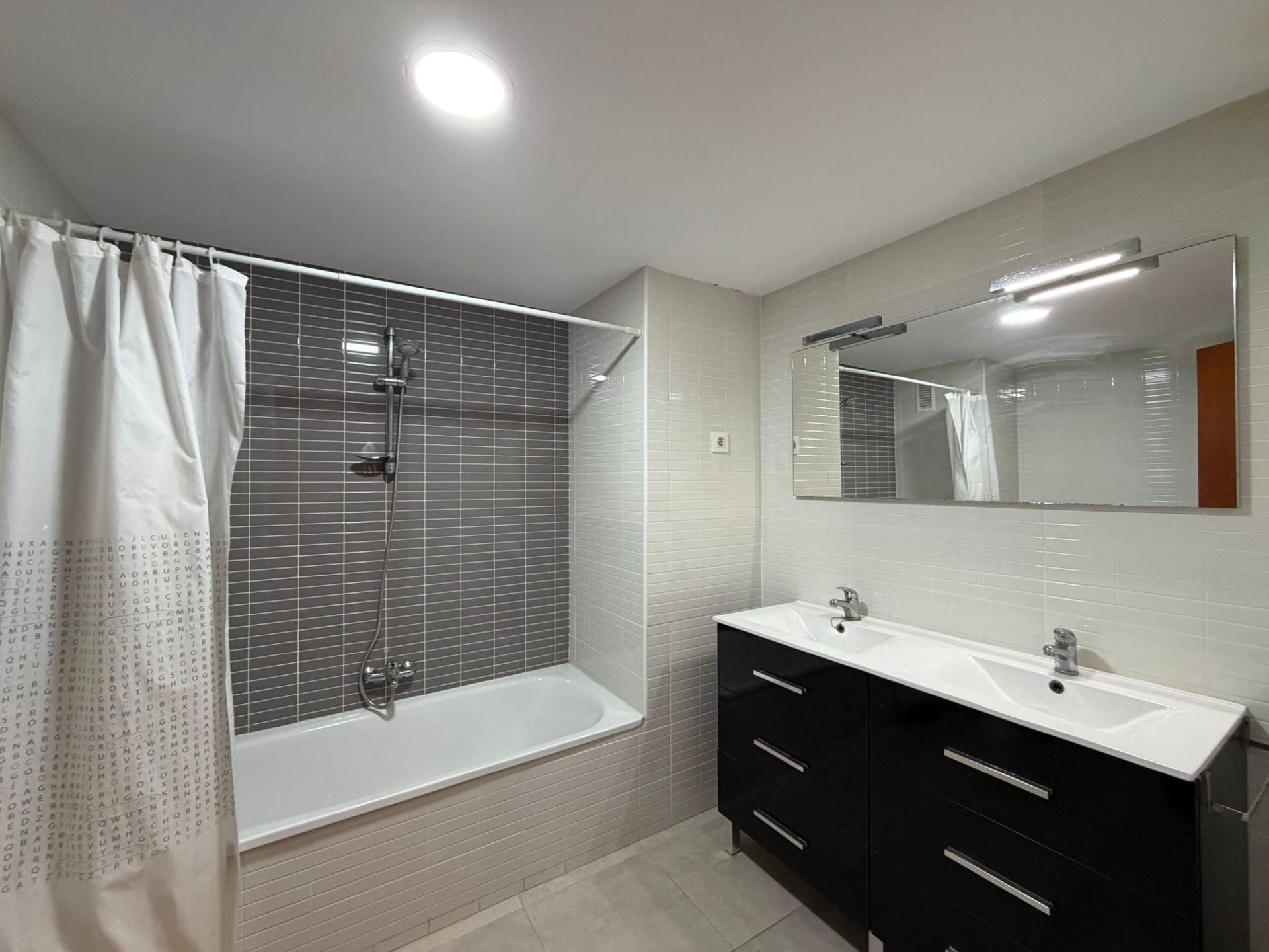 For sale - 4 Bedroom 2 Bathroom Apartment in Torrevieja - Playa De Los Locos  - Alicante