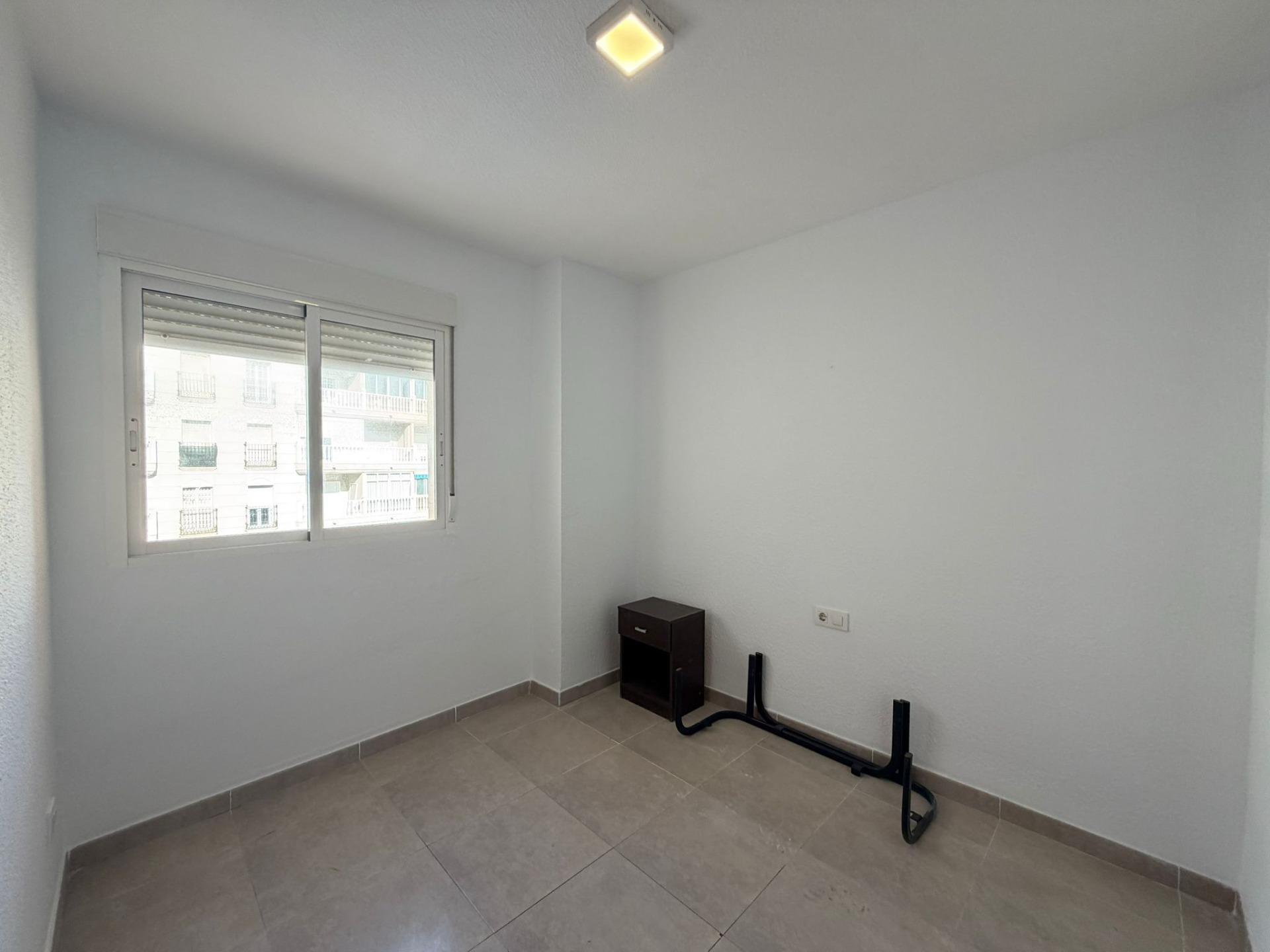 For sale - 4 Bedroom 2 Bathroom Apartment in Torrevieja - Playa De Los Locos  - Alicante