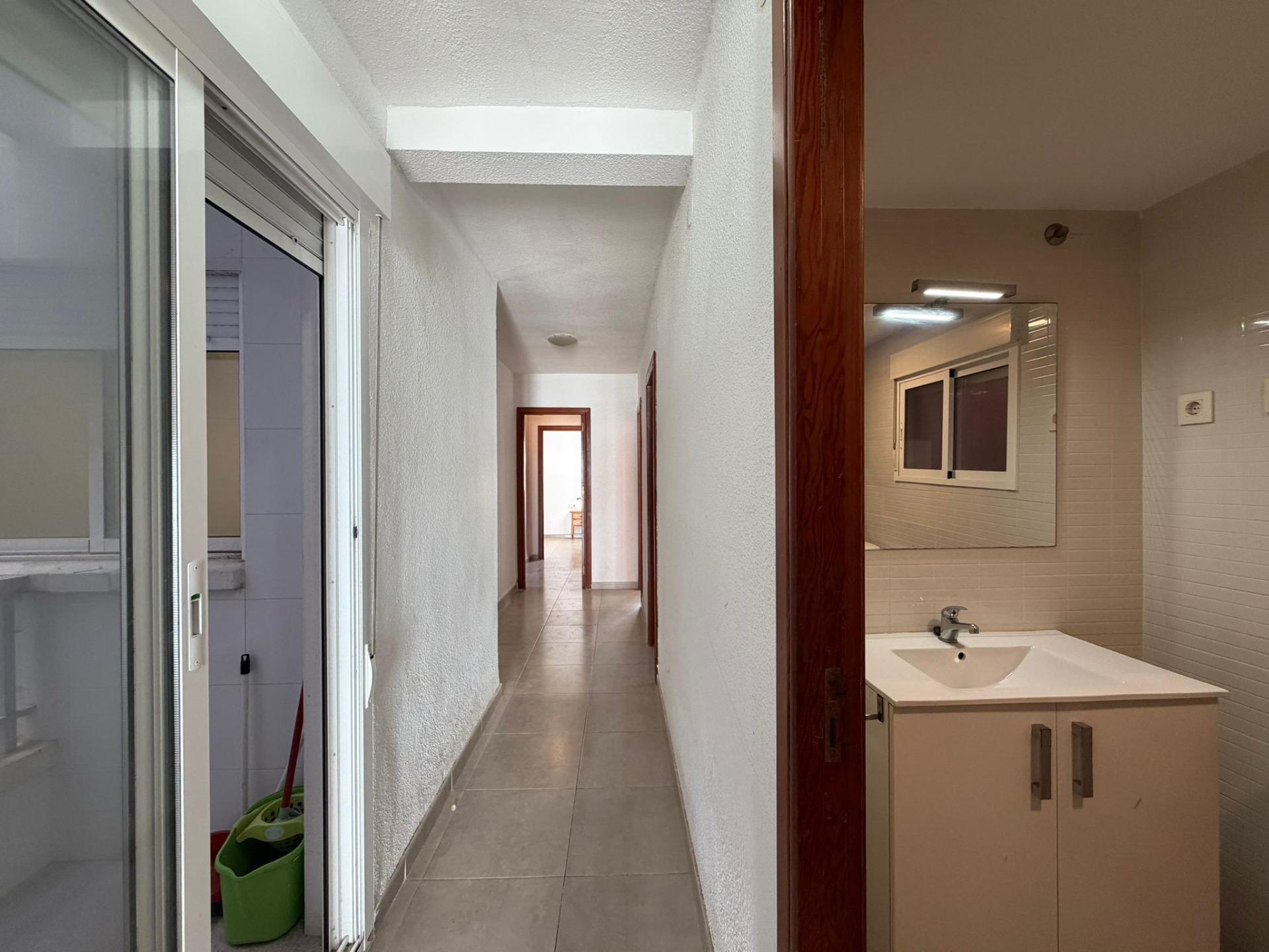 For sale - 4 Bedroom 2 Bathroom Apartment in Torrevieja - Playa De Los Locos  - Alicante