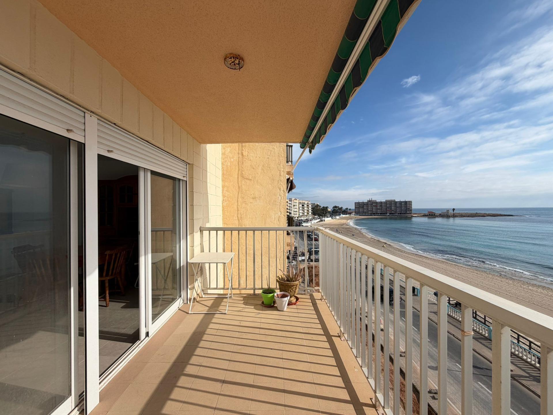 For sale - 4 Bedroom 2 Bathroom Apartment in Torrevieja - Playa De Los Locos  - Alicante