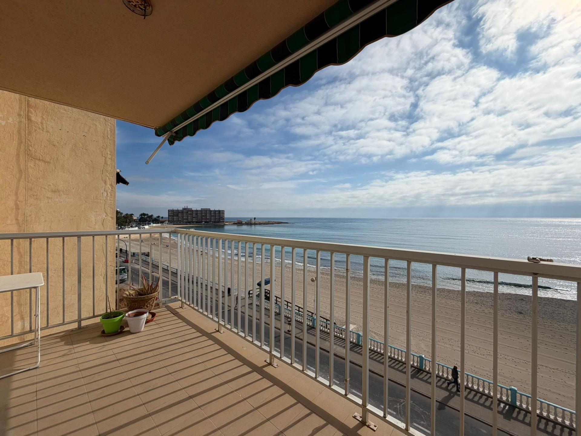 For sale - 4 Bedroom 2 Bathroom Apartment in Torrevieja - Playa De Los Locos  - Alicante