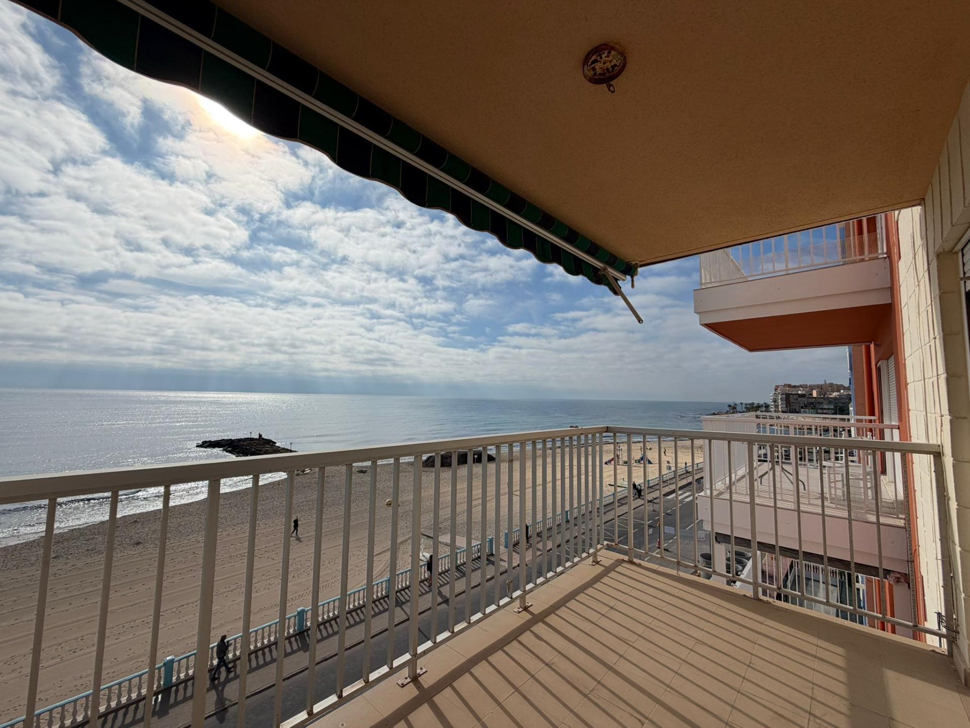 For sale - 4 Bedroom 2 Bathroom Apartment in Torrevieja - Playa De Los Locos  - Alicante