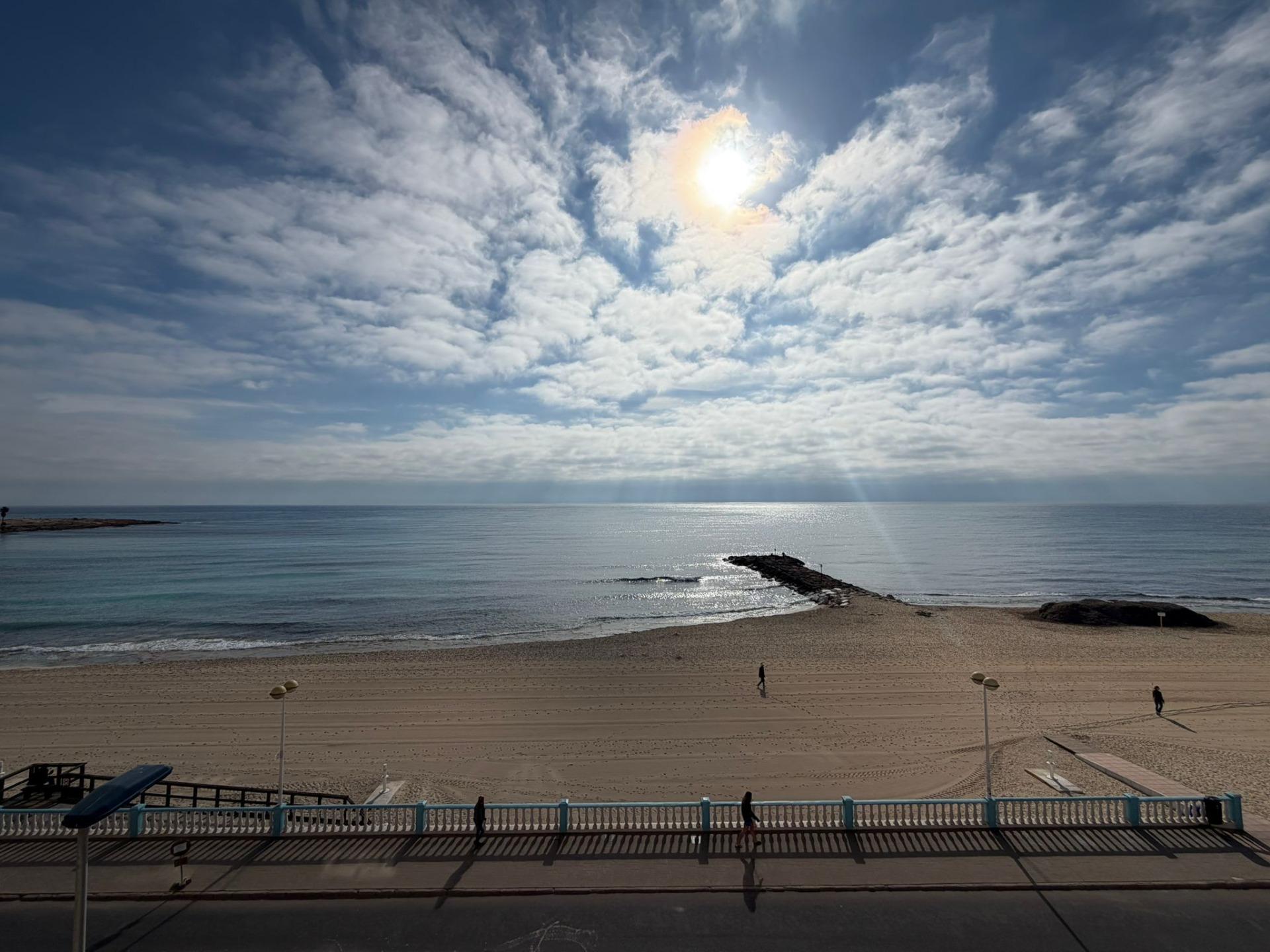 For sale - 4 Bedroom 2 Bathroom Apartment in Torrevieja - Playa De Los Locos  - Alicante