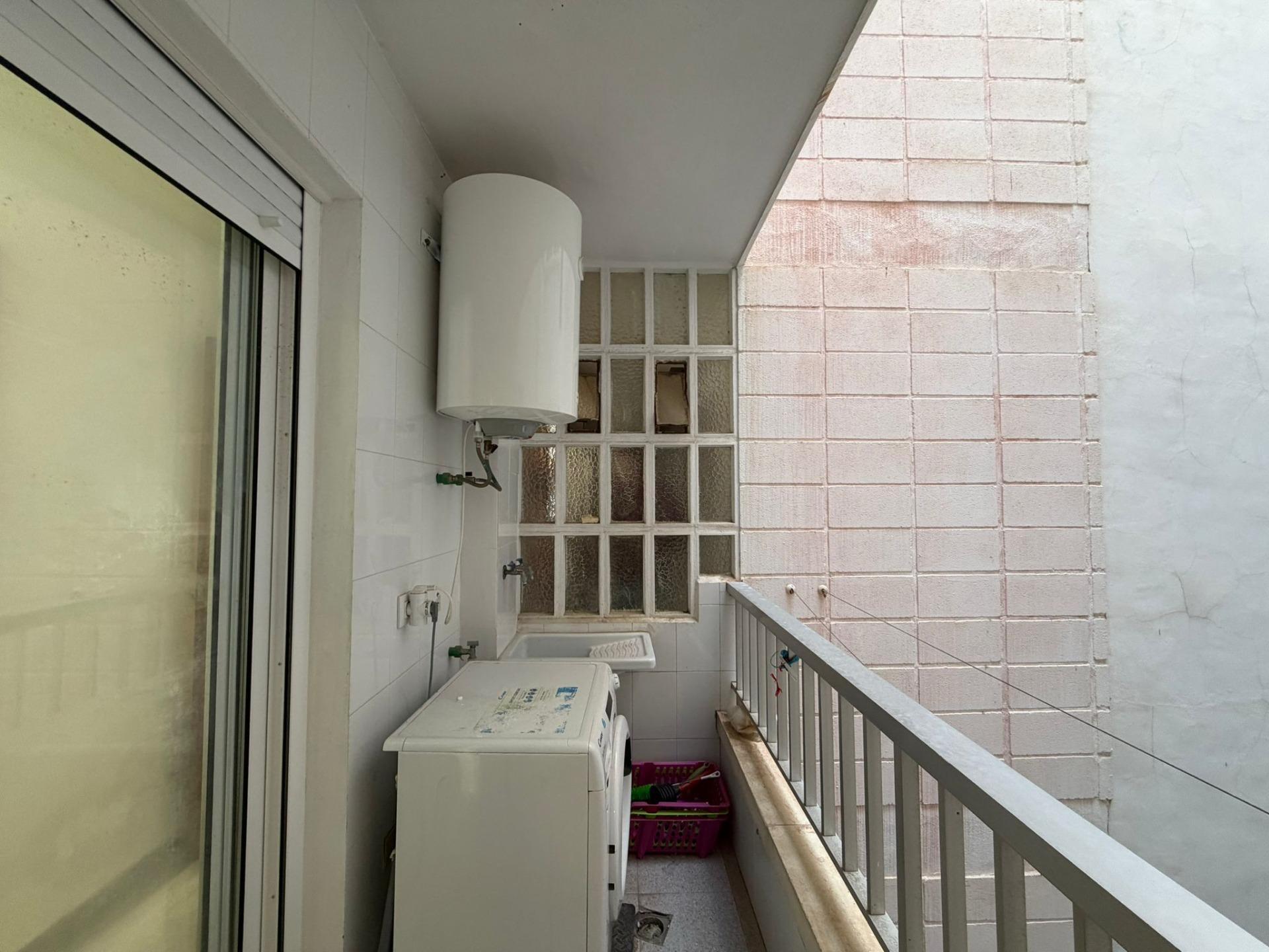 For sale - 4 Bedroom 2 Bathroom Apartment in Torrevieja - Playa De Los Locos  - Alicante