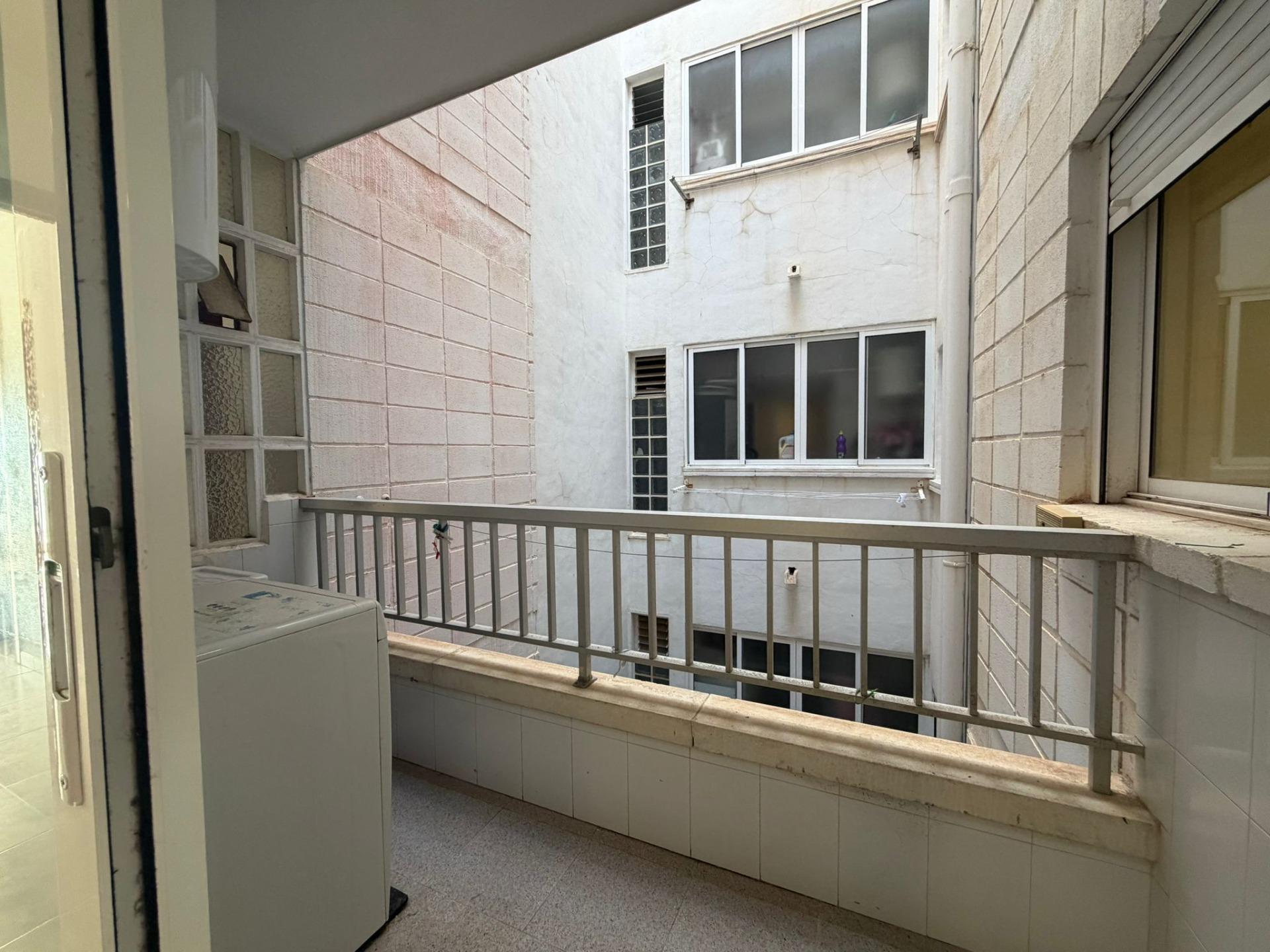 For sale - 4 Bedroom 2 Bathroom Apartment in Torrevieja - Playa De Los Locos  - Alicante