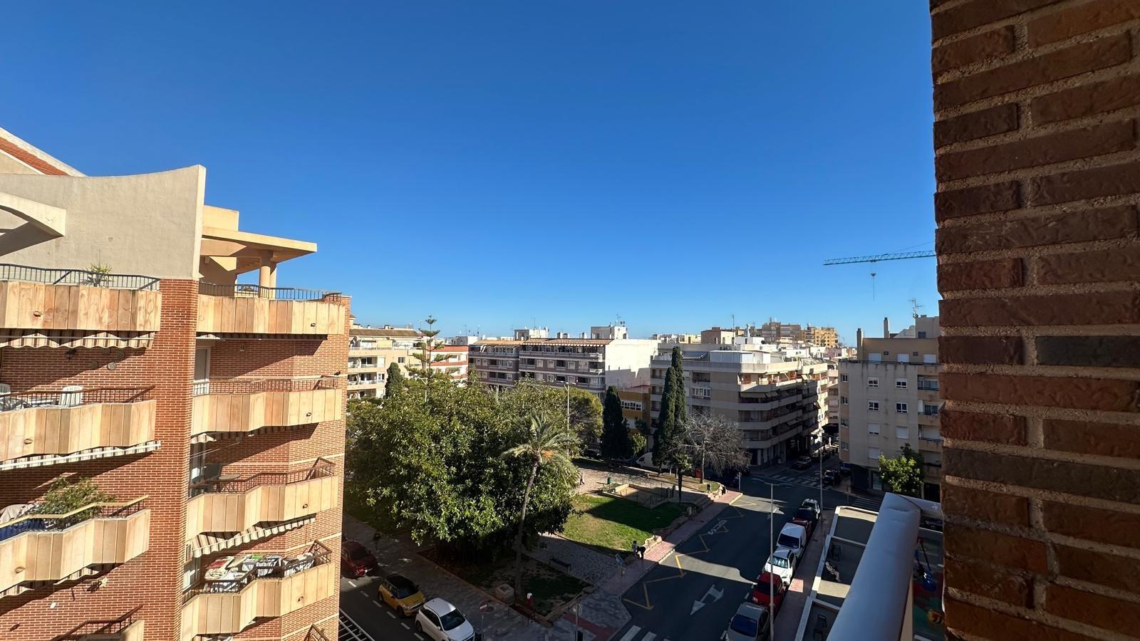 For sale - 3 Bedroom 1 Bathroom Apartment in Torrevieja - Estacion De Autobuses  - Alicante