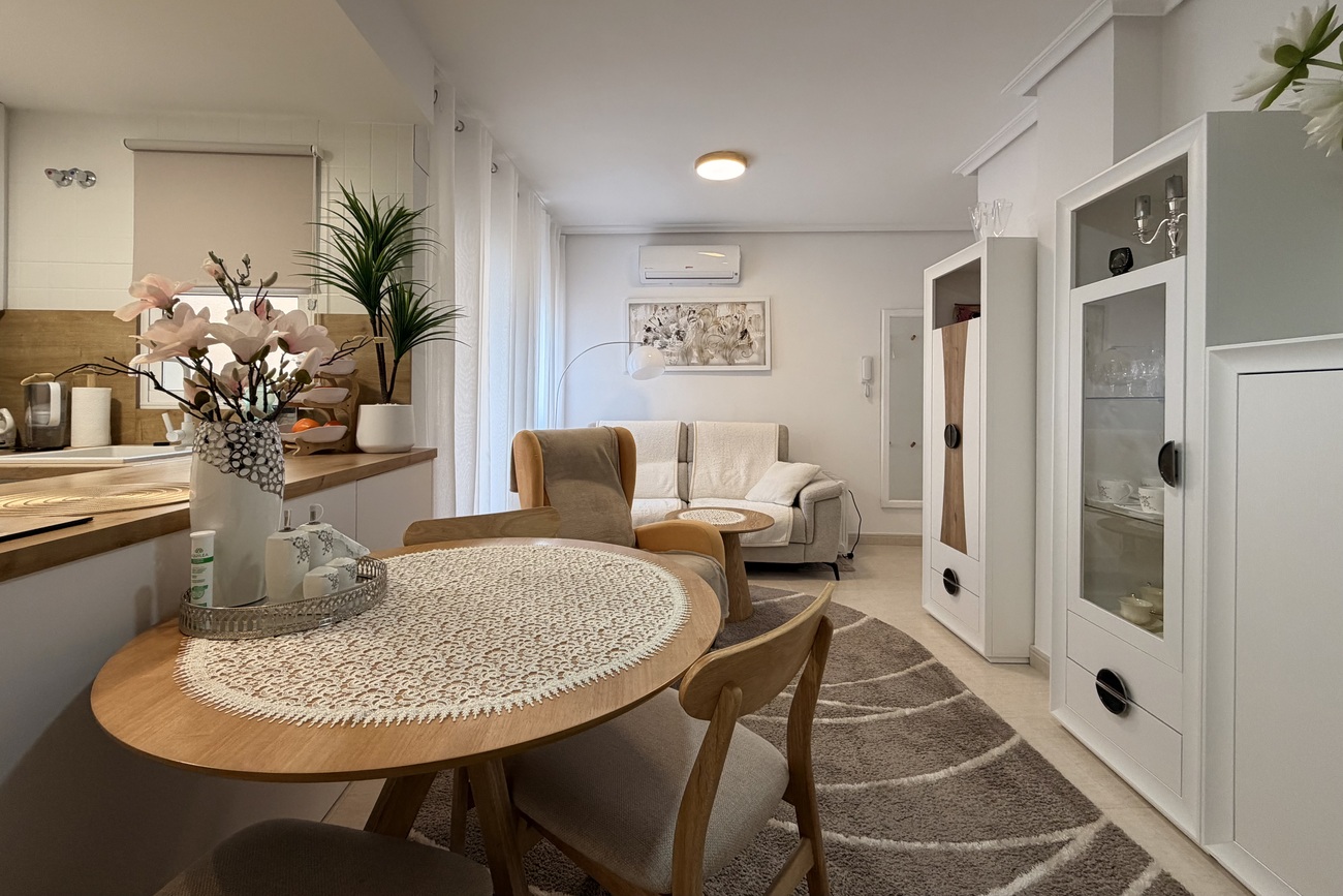 For sale - 3 Bedroom 2 Bathroom Apartment in Torrevieja - Costa Blanca  - Alicante