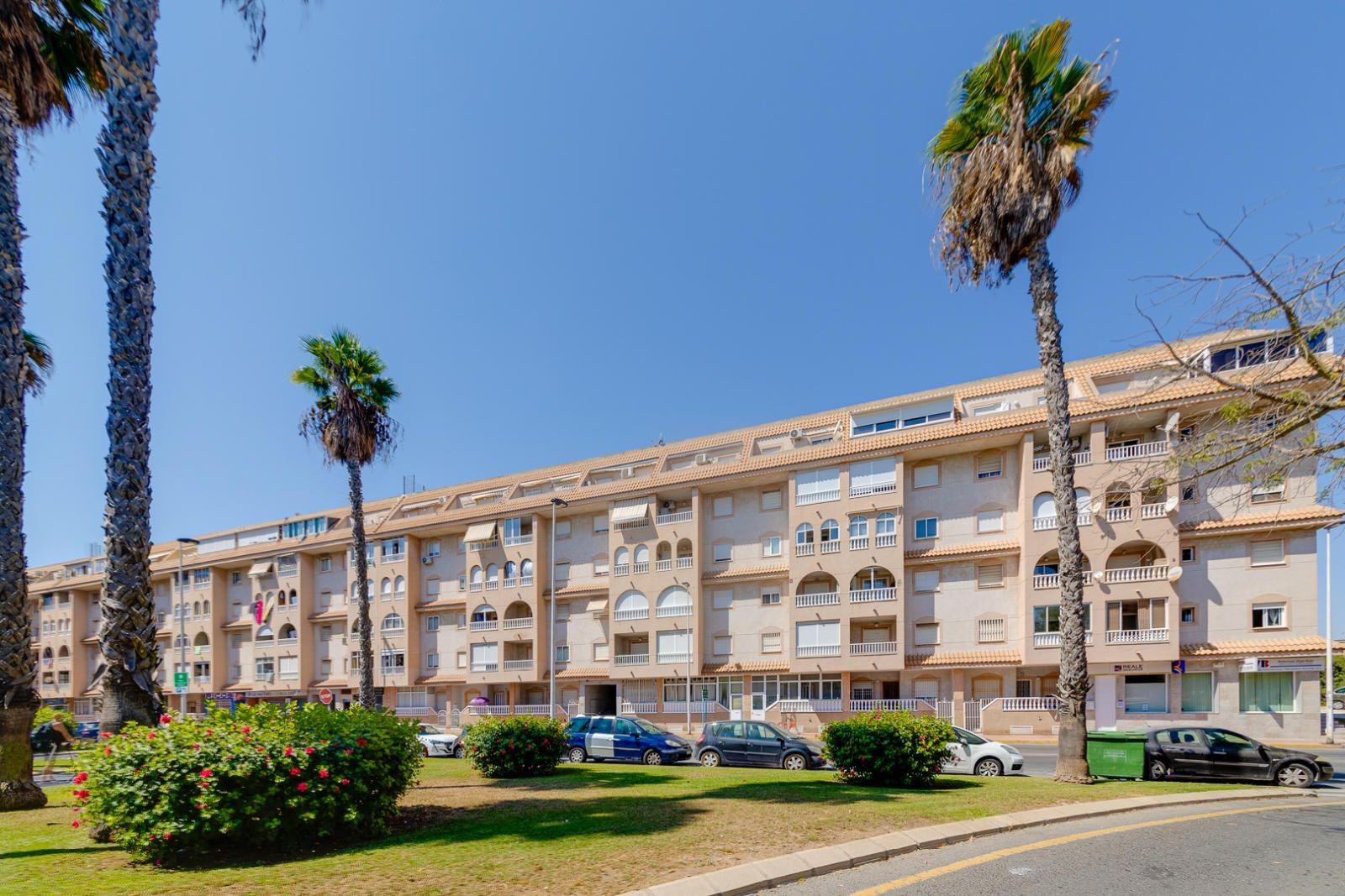 For sale - 2 Bedroom 1 Bathroom Penthouse in Torrevieja - Centro  - Alicante