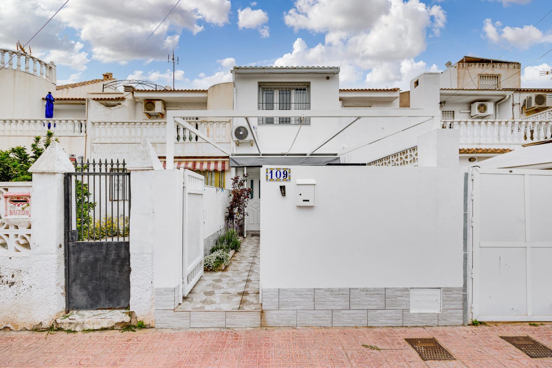 For sale - 3 Bedroom 1 Bathroom Town House in Torrevieja - Calas Blanca  - Alicante