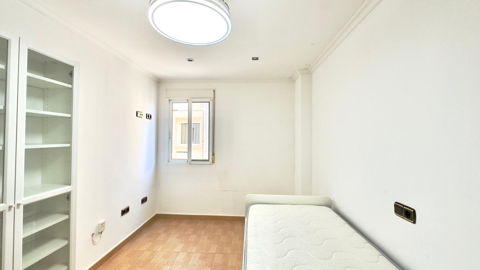 For sale - 3 Bedroom 1 Bathroom Apartment in Torrevieja - Centro  - Alicante