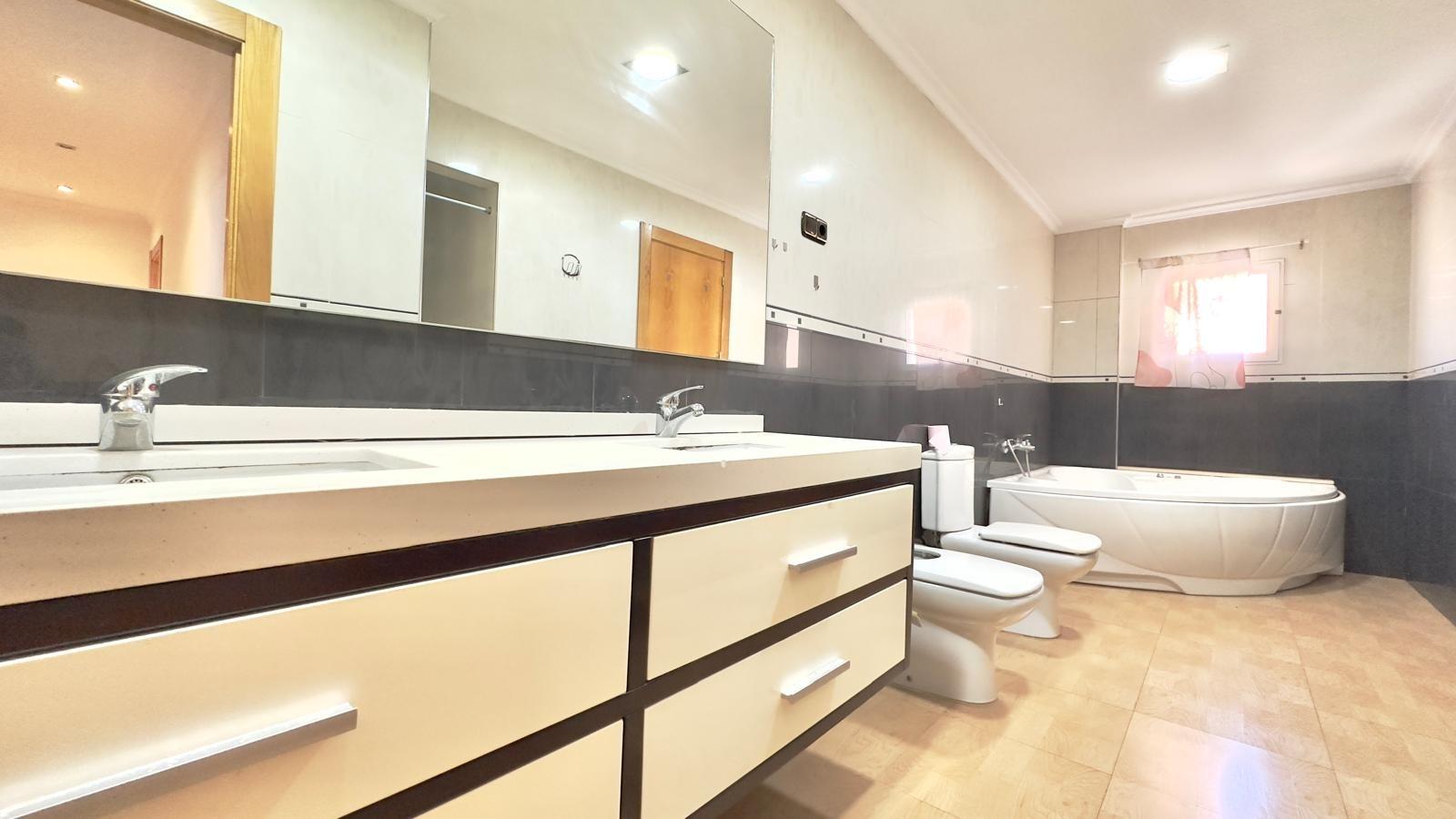 For sale - 3 Bedroom 1 Bathroom Apartment in Torrevieja - Centro  - Alicante