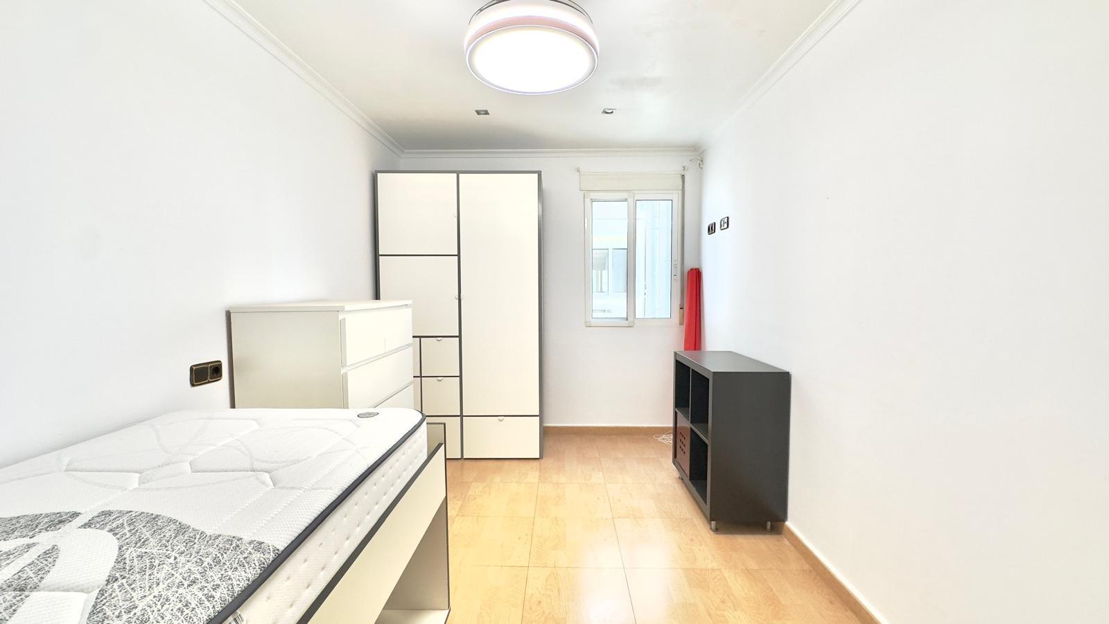 For sale - 3 Bedroom 1 Bathroom Apartment in Torrevieja - Centro  - Alicante