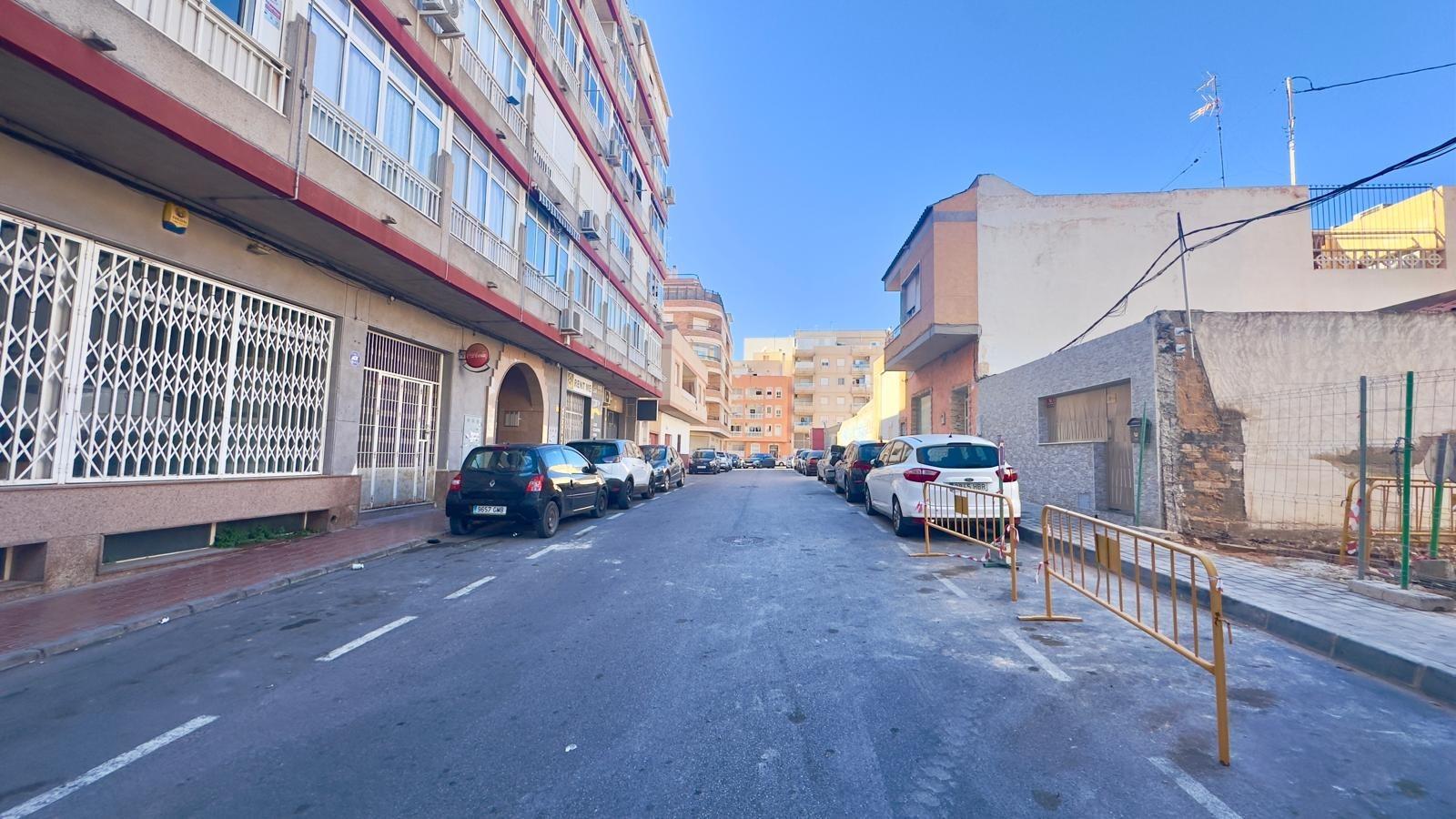 For sale - 3 Bedroom 1 Bathroom Apartment in Torrevieja - Centro  - Alicante