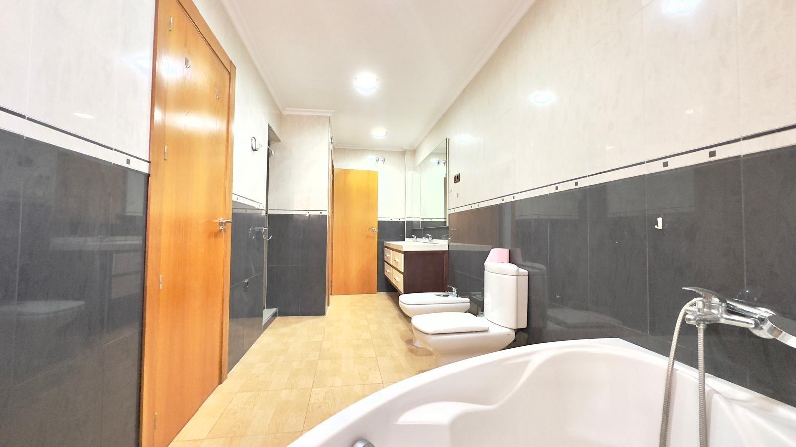 For sale - 3 Bedroom 1 Bathroom Apartment in Torrevieja - Centro  - Alicante