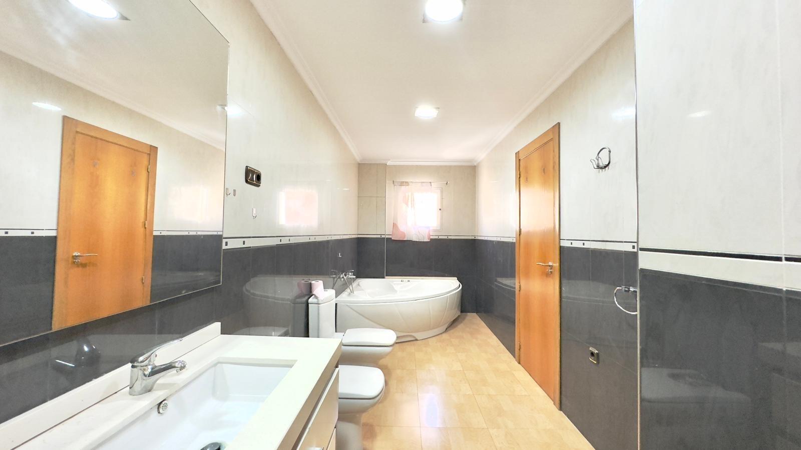 For sale - 3 Bedroom 1 Bathroom Apartment in Torrevieja - Centro  - Alicante