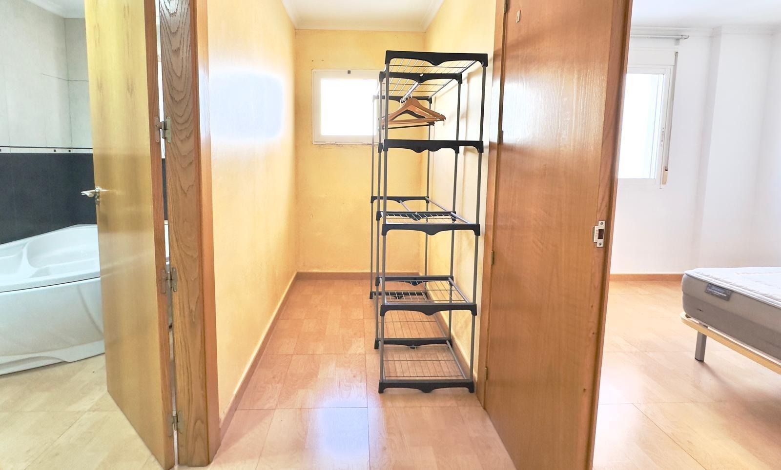 For sale - 3 Bedroom 1 Bathroom Apartment in Torrevieja - Centro  - Alicante