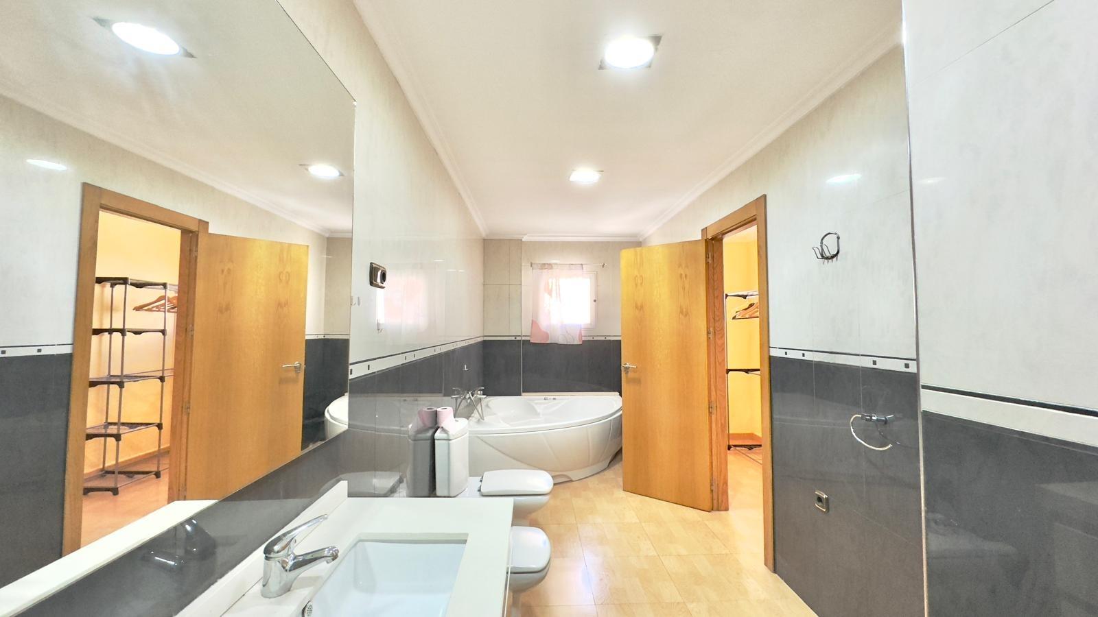 For sale - 3 Bedroom 1 Bathroom Apartment in Torrevieja - Centro  - Alicante