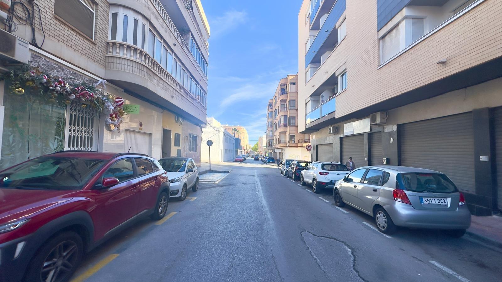 For sale - 3 Bedroom 1 Bathroom Apartment in Torrevieja - Centro  - Alicante