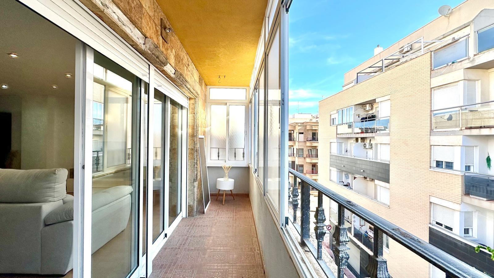 For sale - 3 Bedroom 1 Bathroom Apartment in Torrevieja - Centro  - Alicante