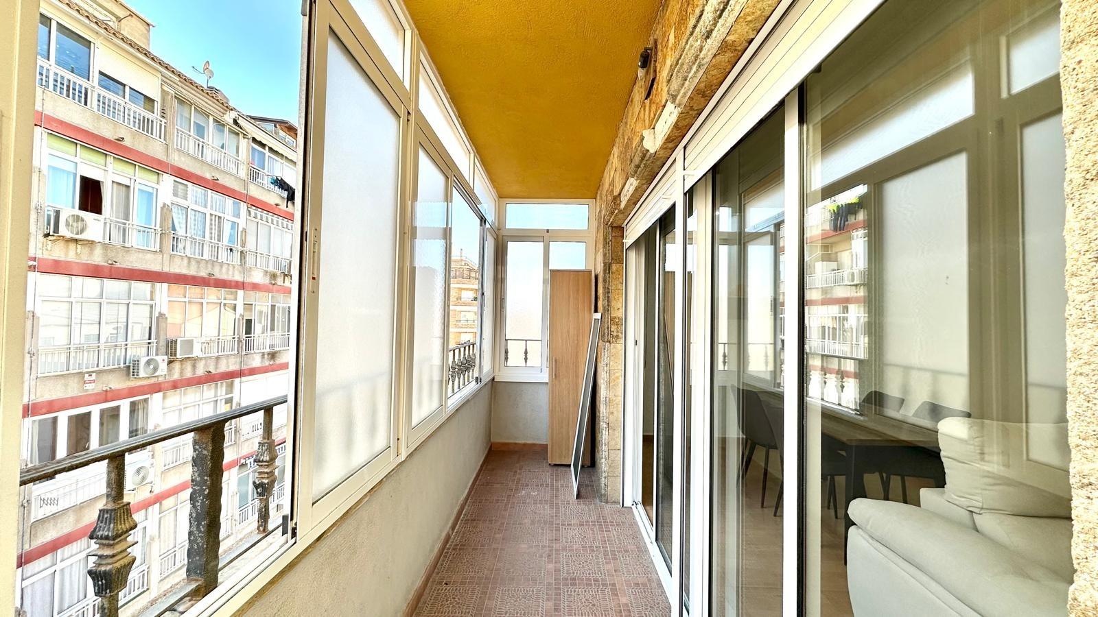 For sale - 3 Bedroom 1 Bathroom Apartment in Torrevieja - Centro  - Alicante
