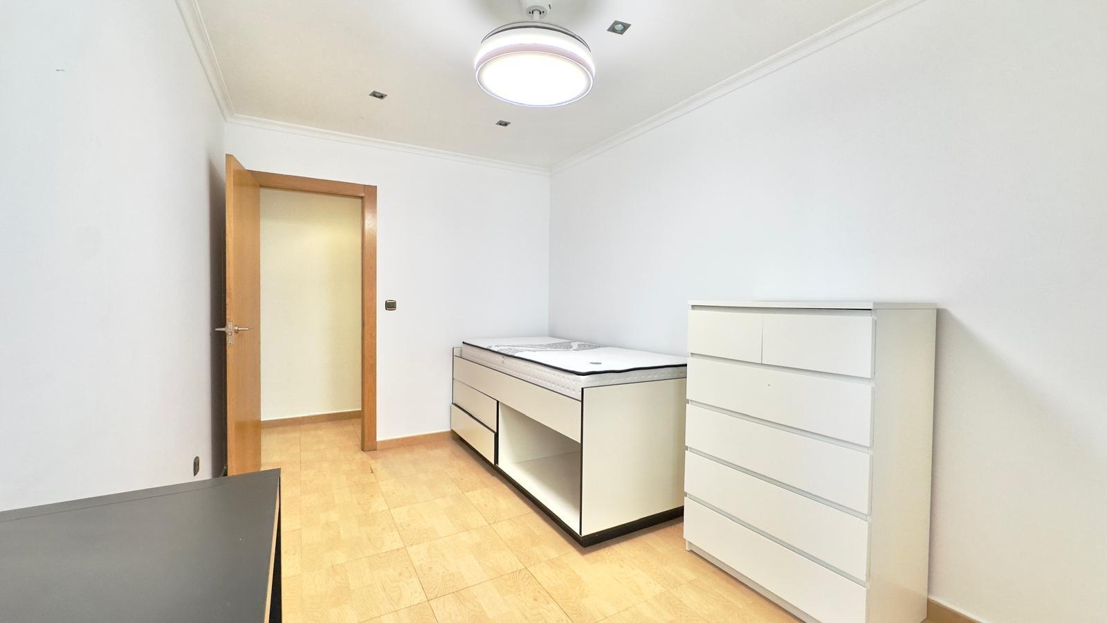 For sale - 3 Bedroom 1 Bathroom Apartment in Torrevieja - Centro  - Alicante