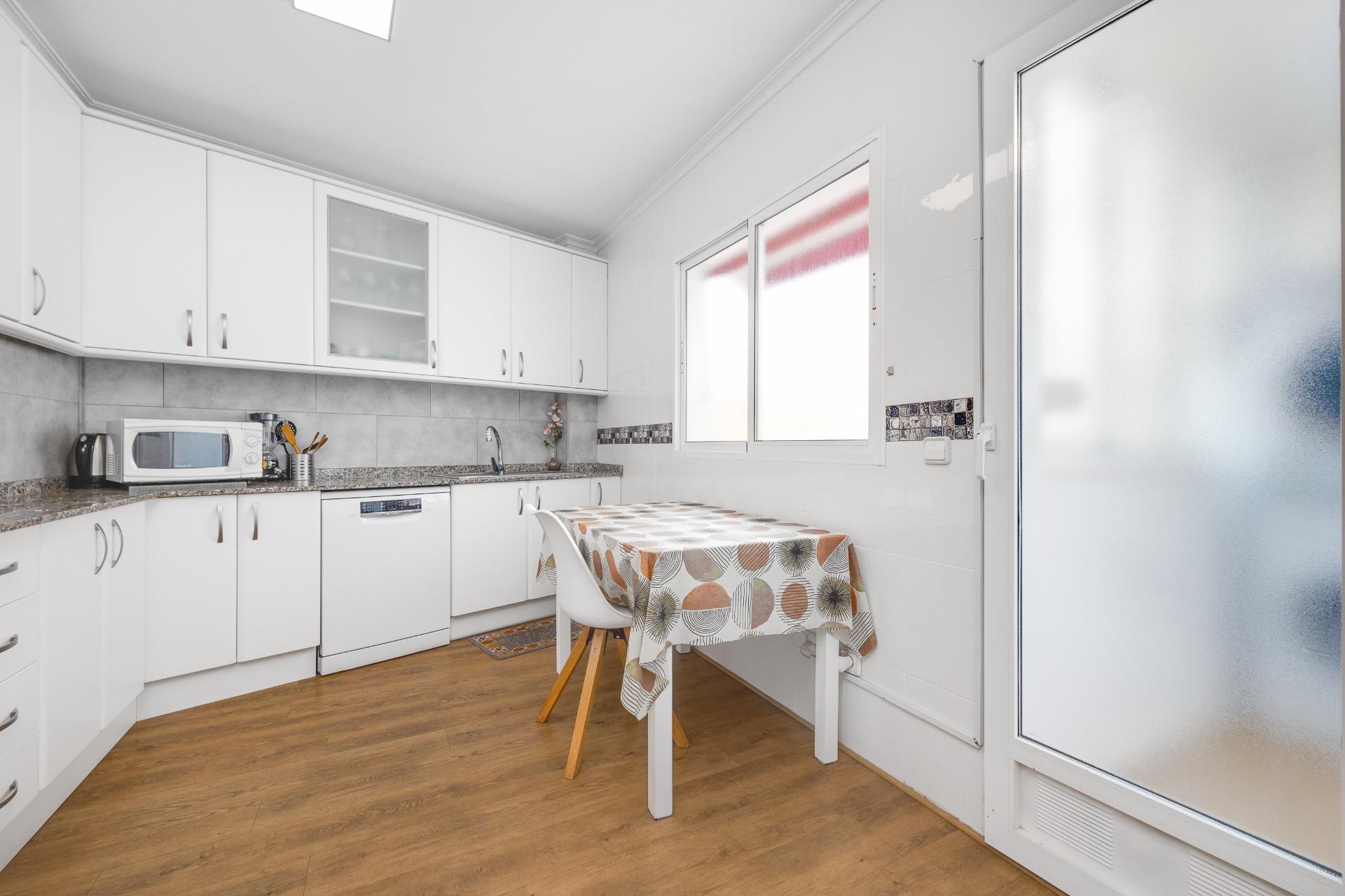 For sale - 3 Bedroom 2 Bathroom Apartment in Torrevieja - Centro  - Alicante
