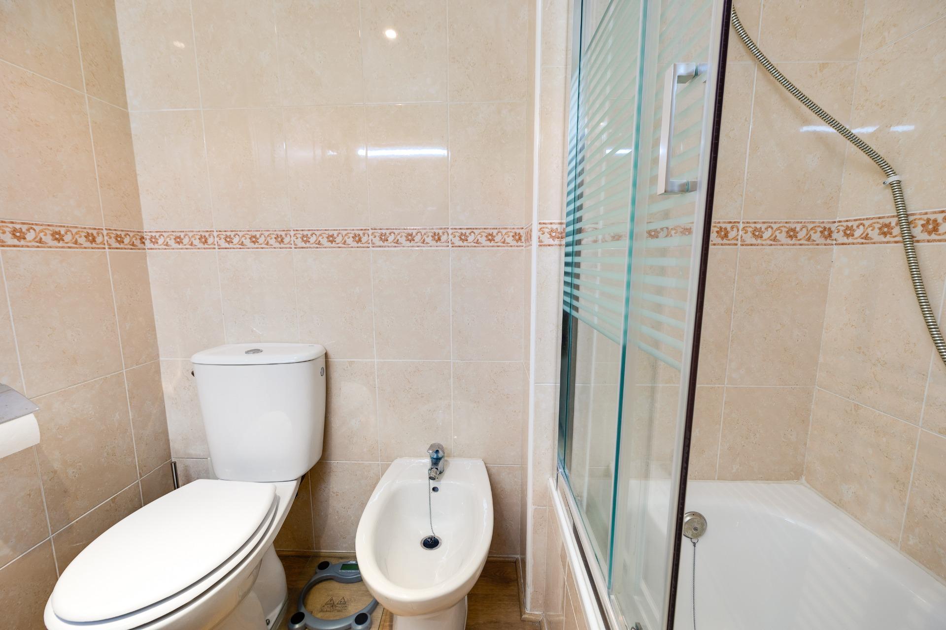 For sale - 3 Bedroom 2 Bathroom Apartment in Torrevieja - Centro  - Alicante
