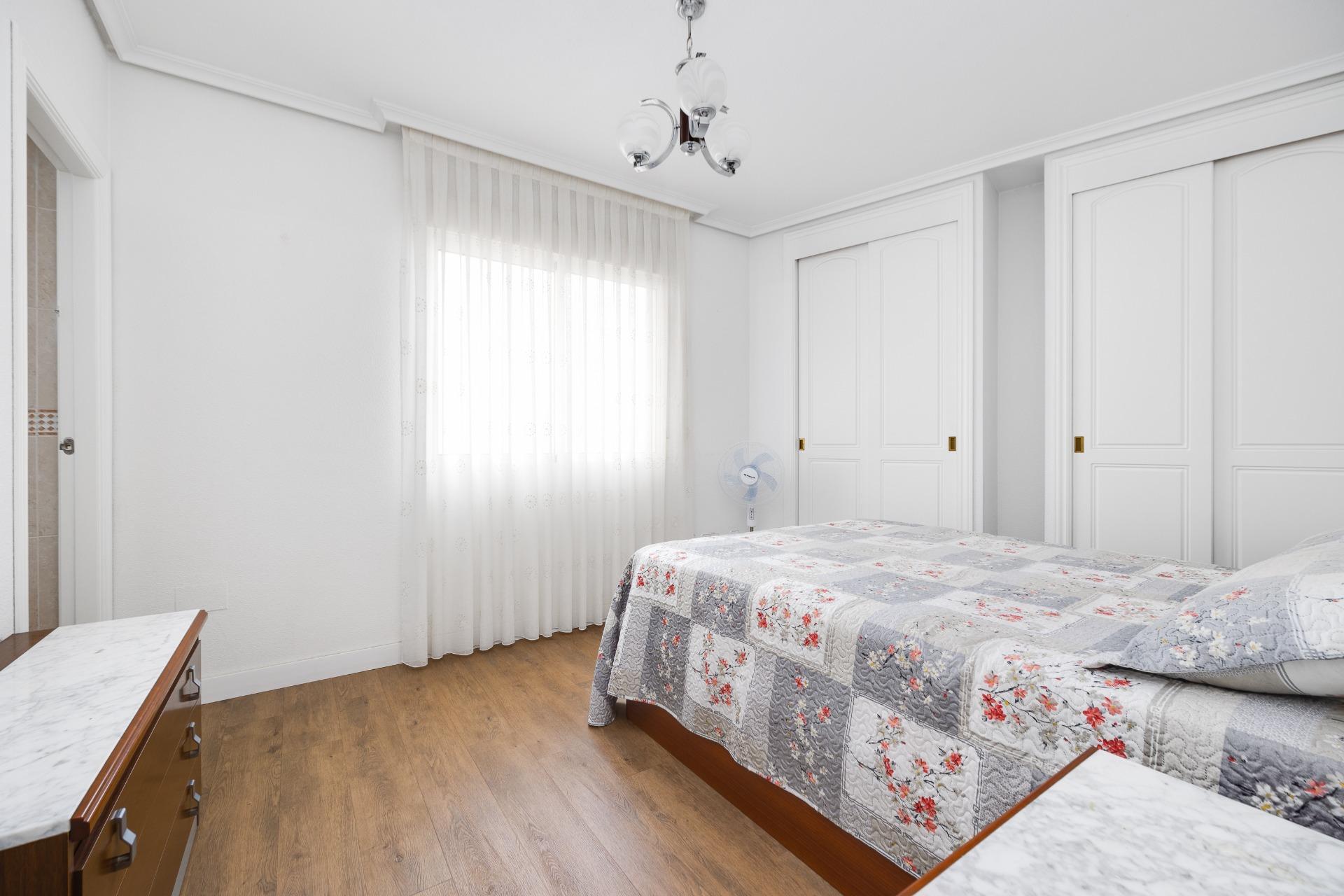 For sale - 3 Bedroom 2 Bathroom Apartment in Torrevieja - Centro  - Alicante
